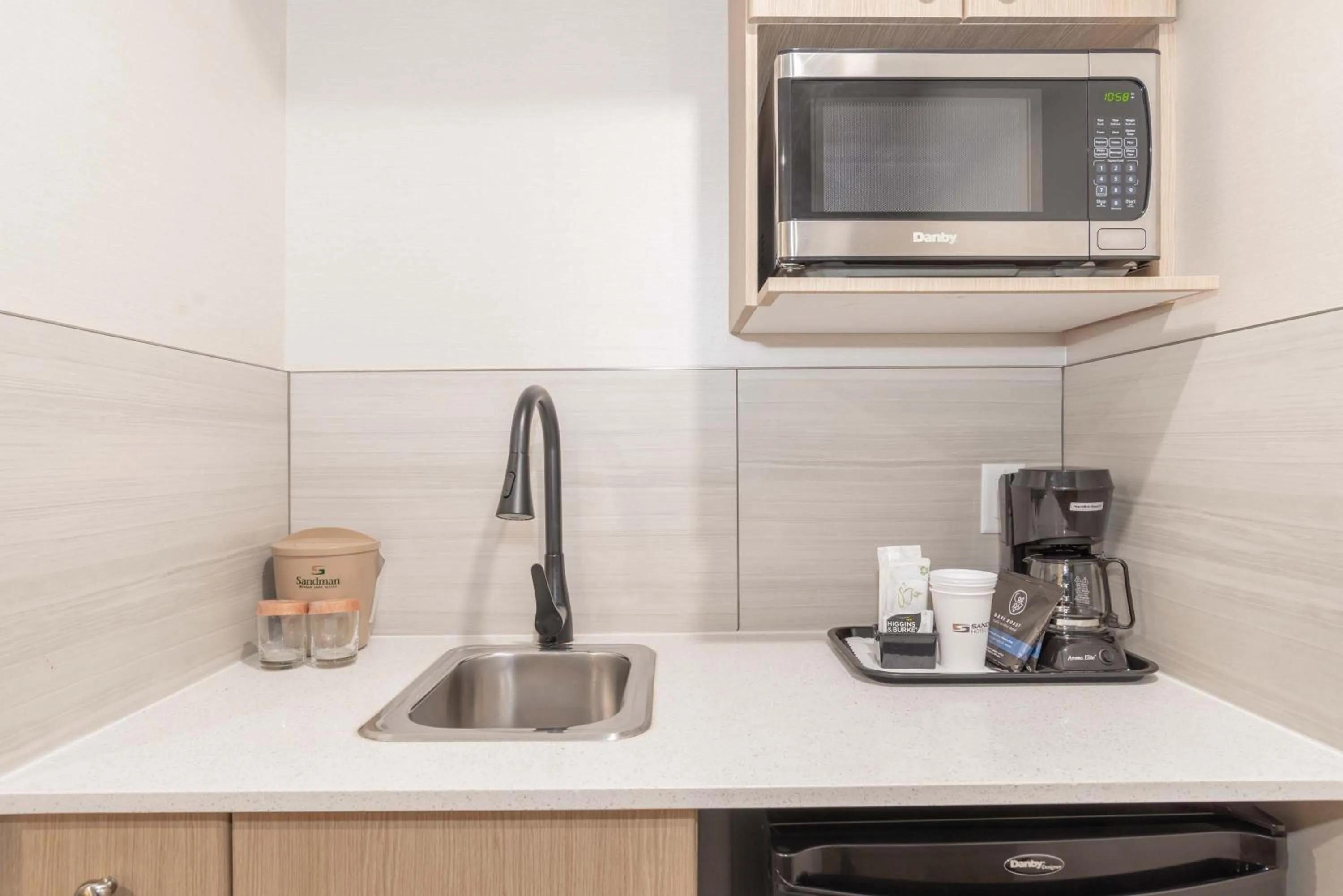 Kitchen or kitchenette in Sandman Hotel & Suites Regina