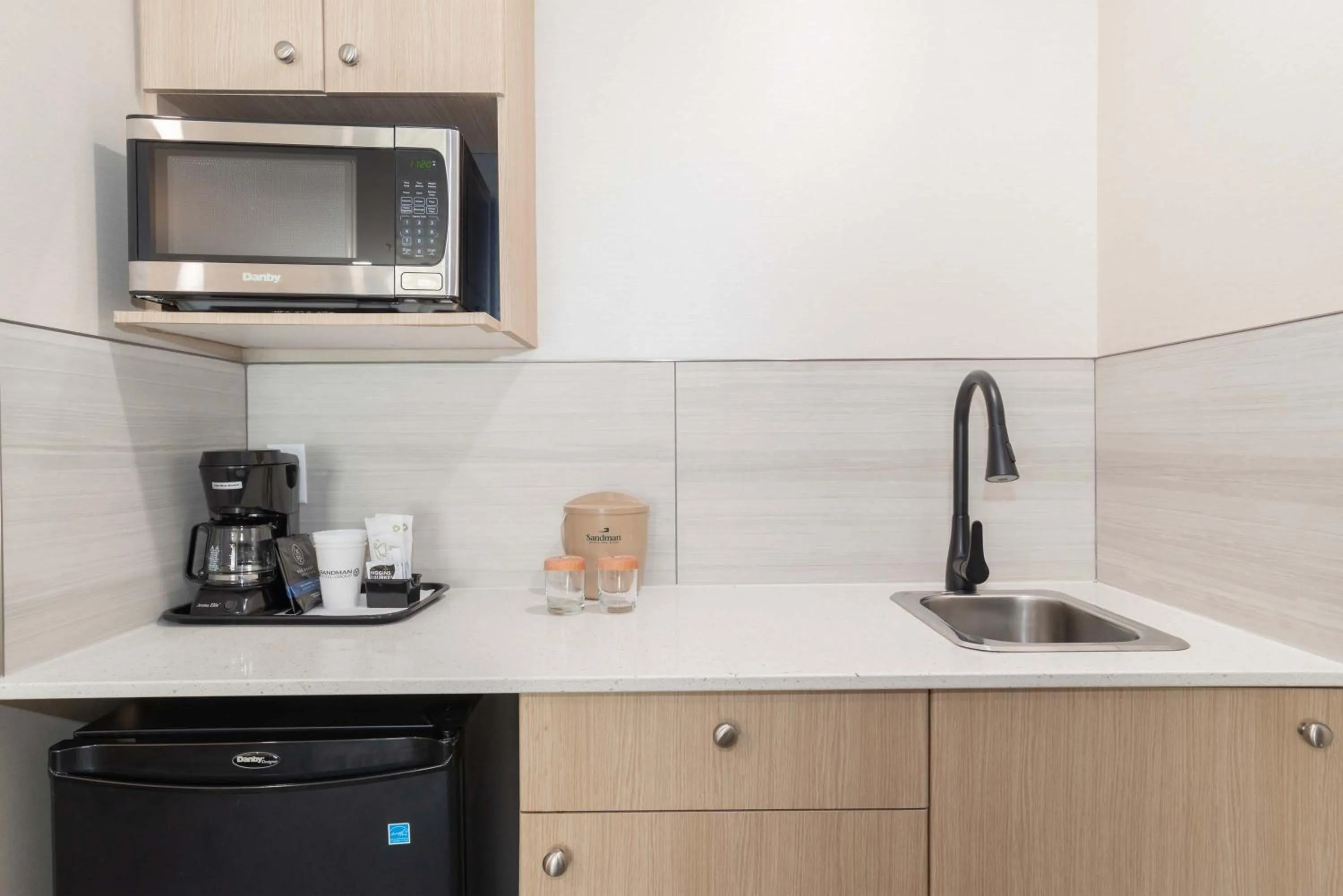 Kitchen or kitchenette in Sandman Hotel & Suites Regina