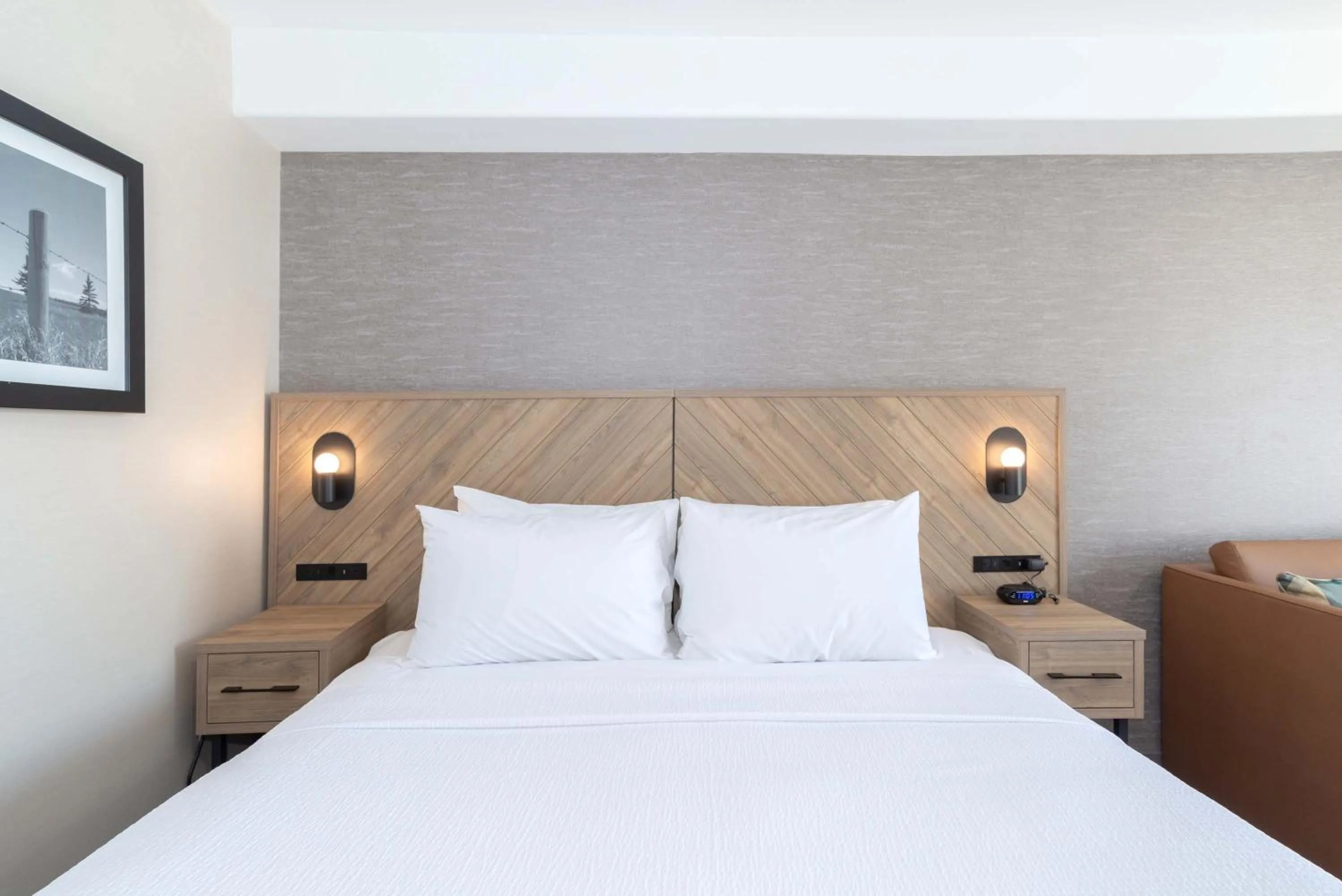 Photo of the whole room, Bed in Sandman Hotel & Suites Regina