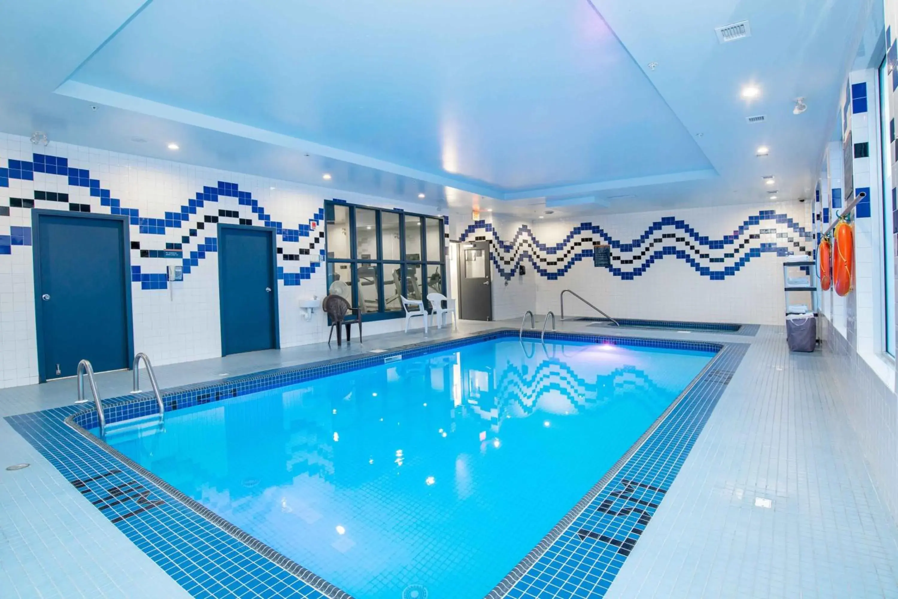 Swimming pool in Sandman Hotel & Suites Regina Swimming pool in Sandman Hotel & Suites Regina