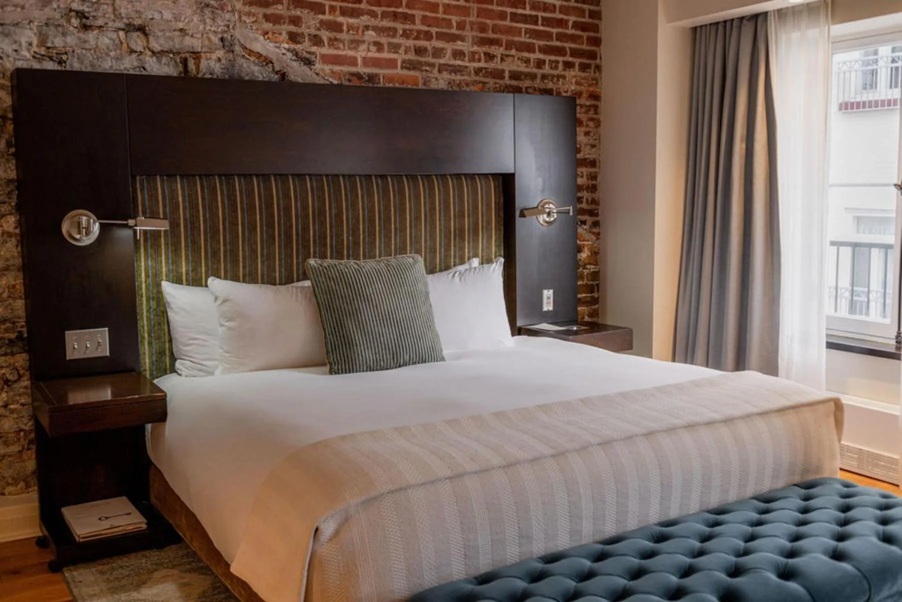 Bed in Auberge Saint-Antoine