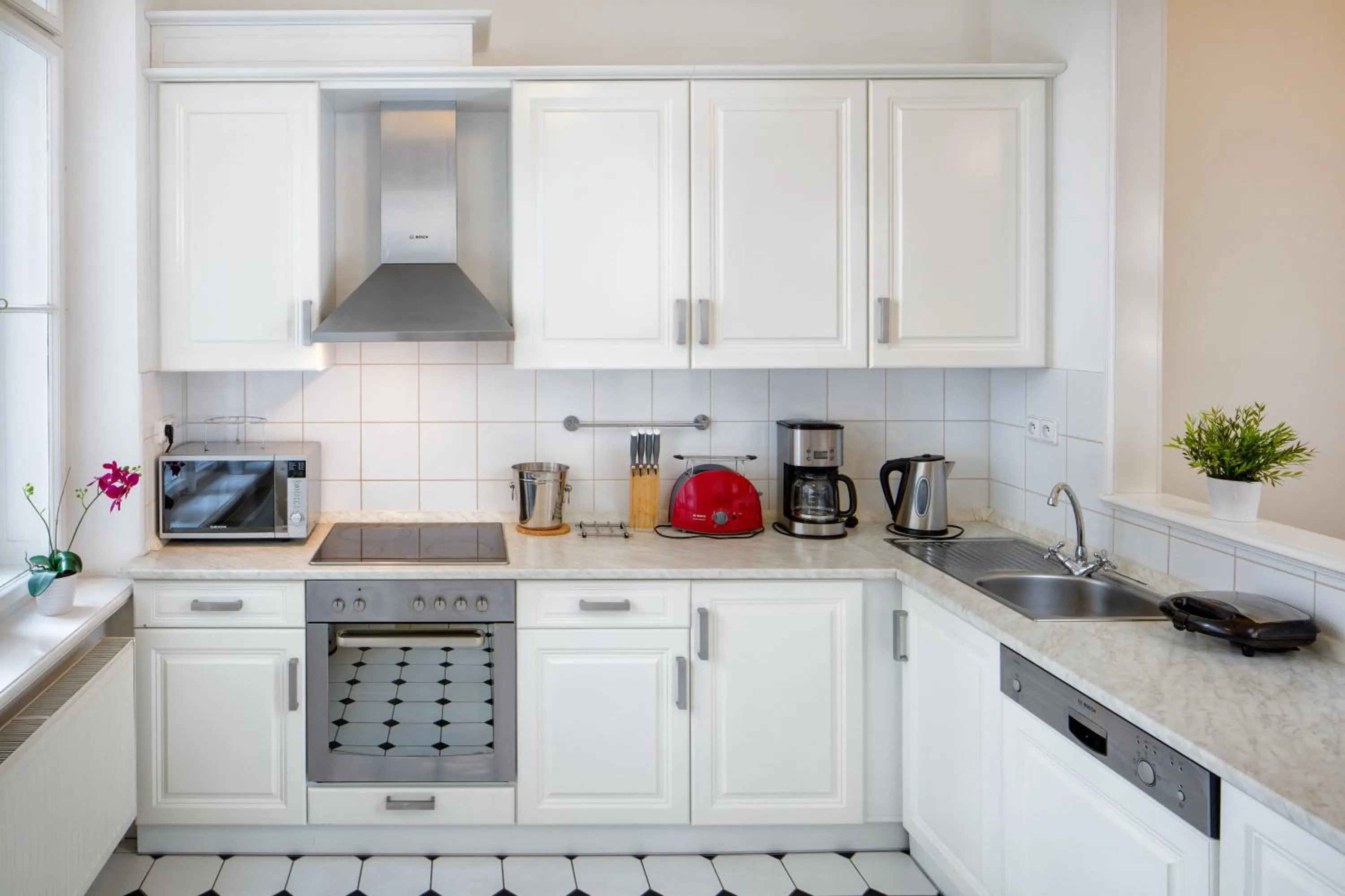 Kitchen or kitchenette in Old Town Square Apartments