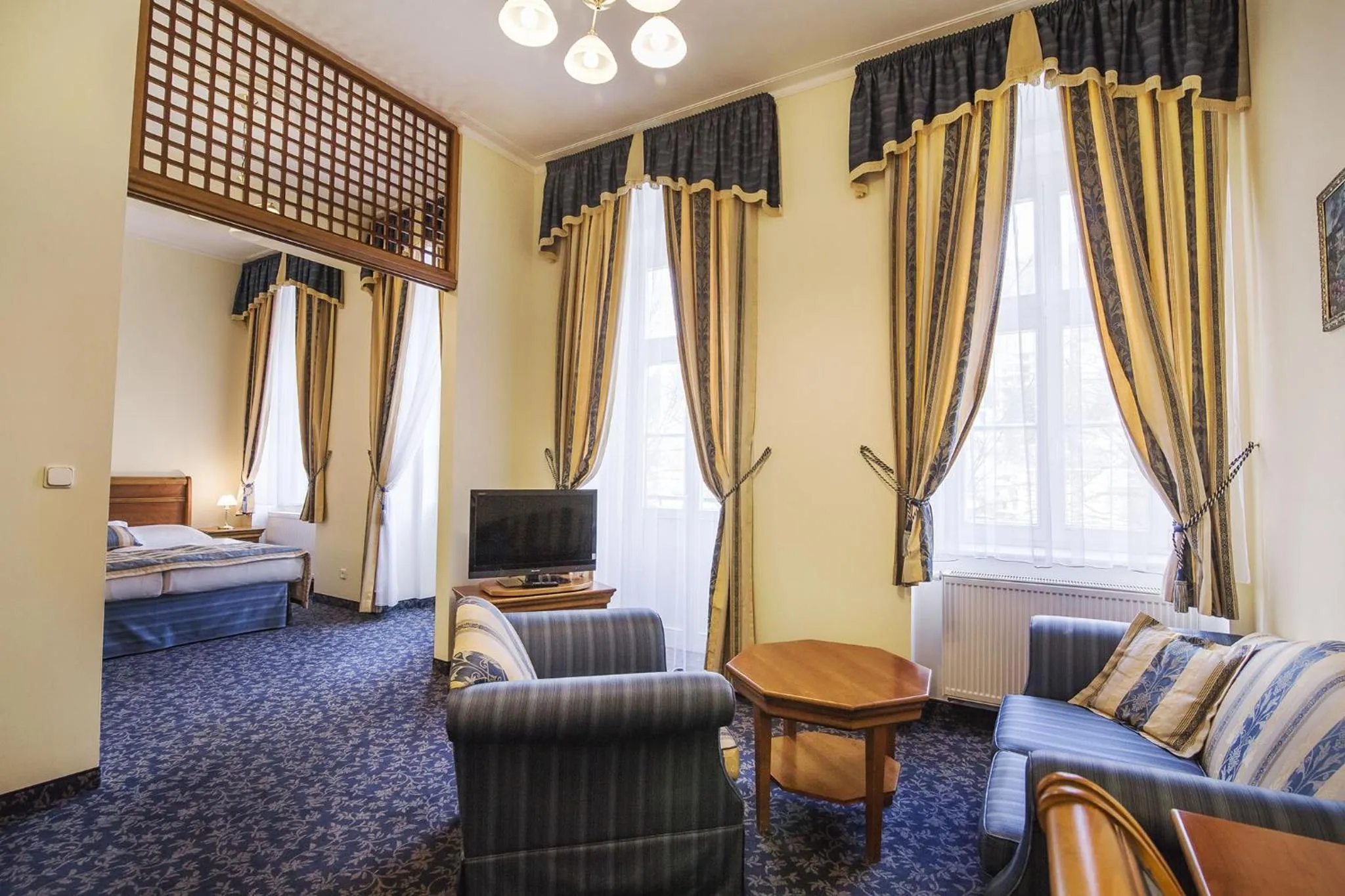 Living room, Bed in Hotel Ontario