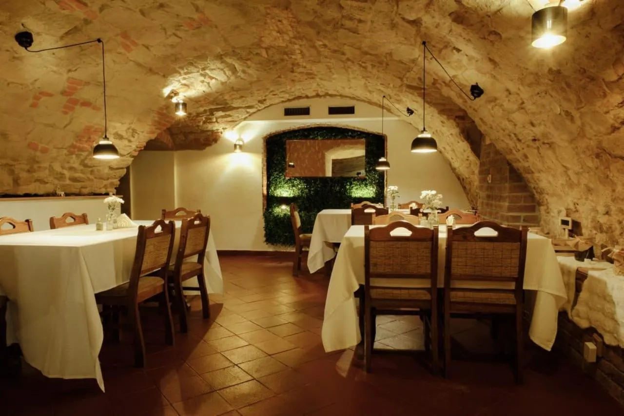 Restaurant/places to eat in Enjoy Inn