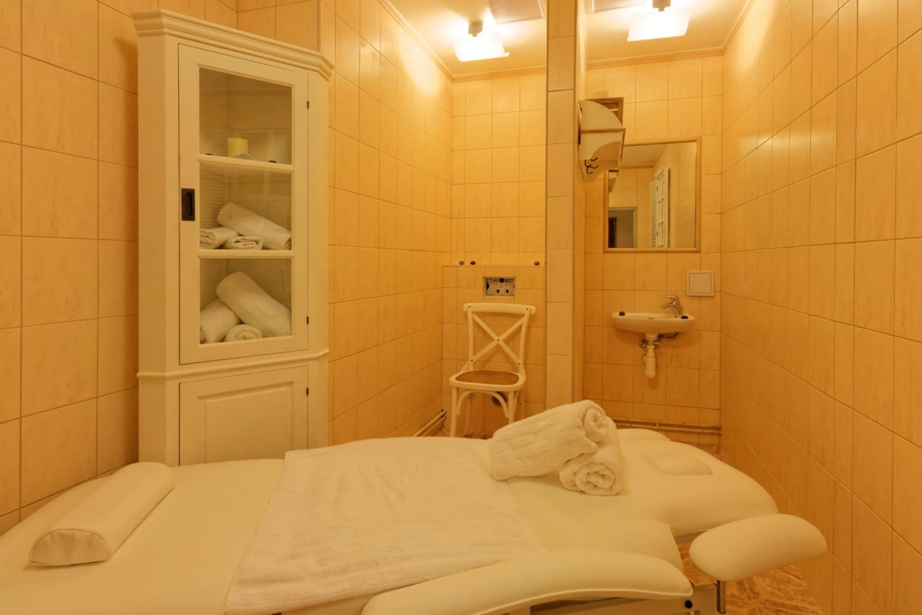 Massage, Bed in Enjoy Inn