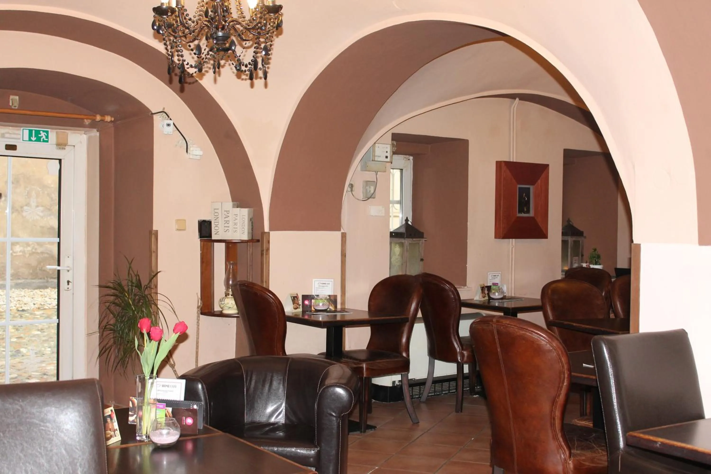 Restaurant/places to eat in Enjoy Inn