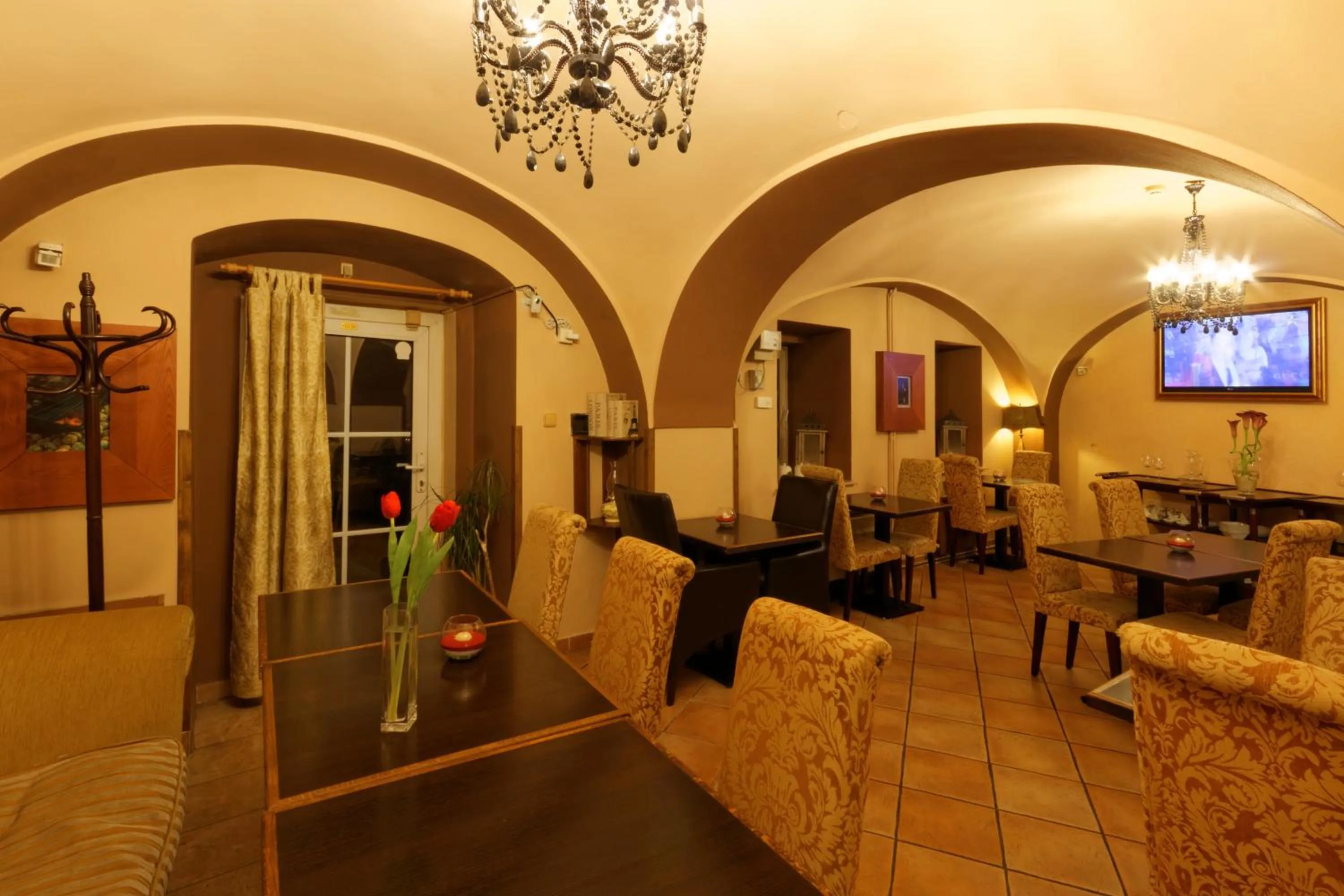 Restaurant/places to eat in Enjoy Inn