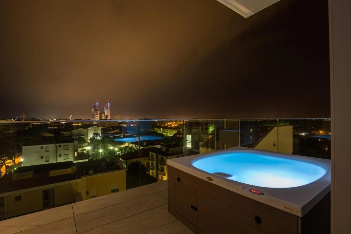 Hot Tub in Sunrise Palace