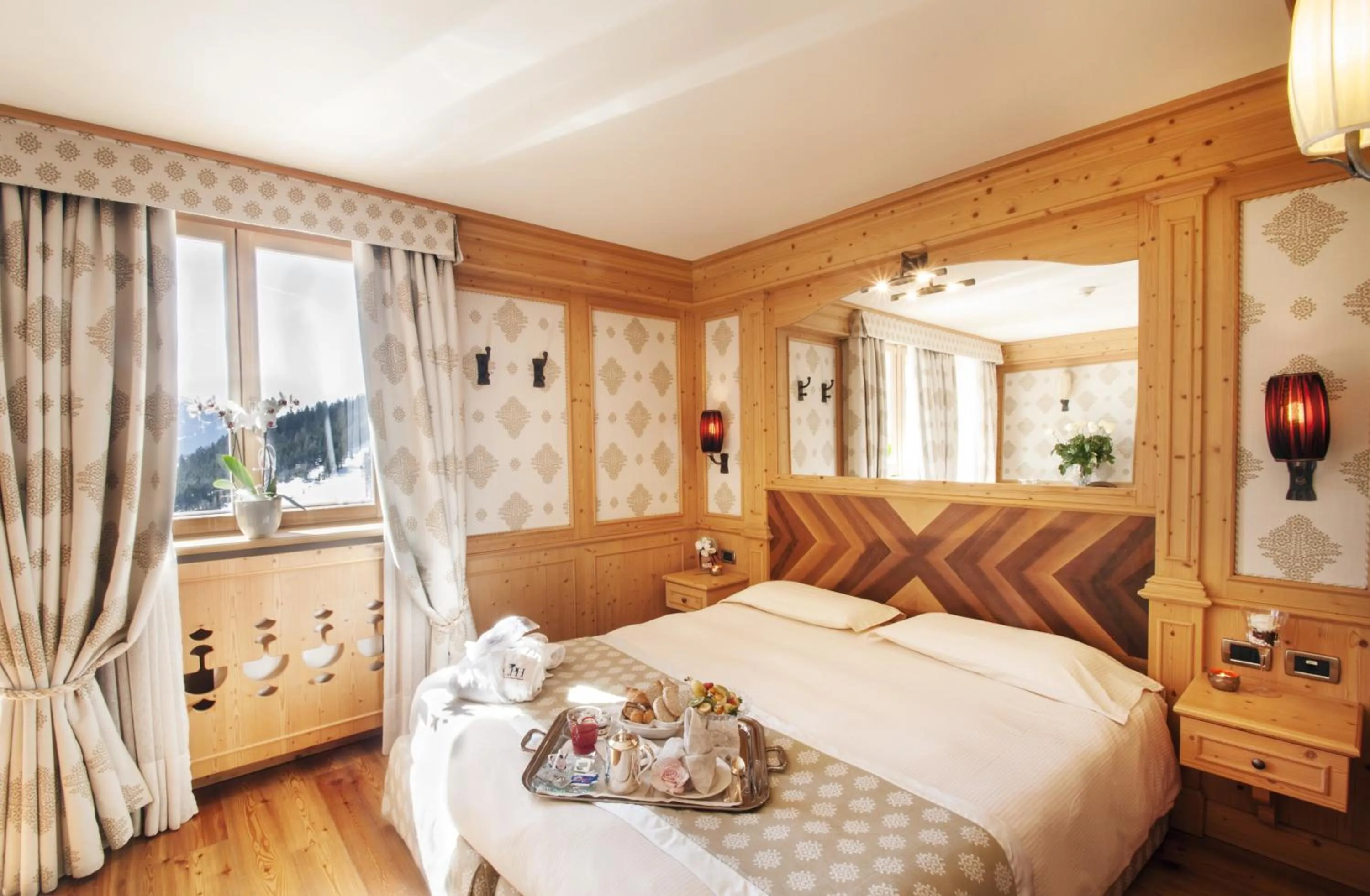 Photo of the whole room, Bed in Cristal Palace Hotel