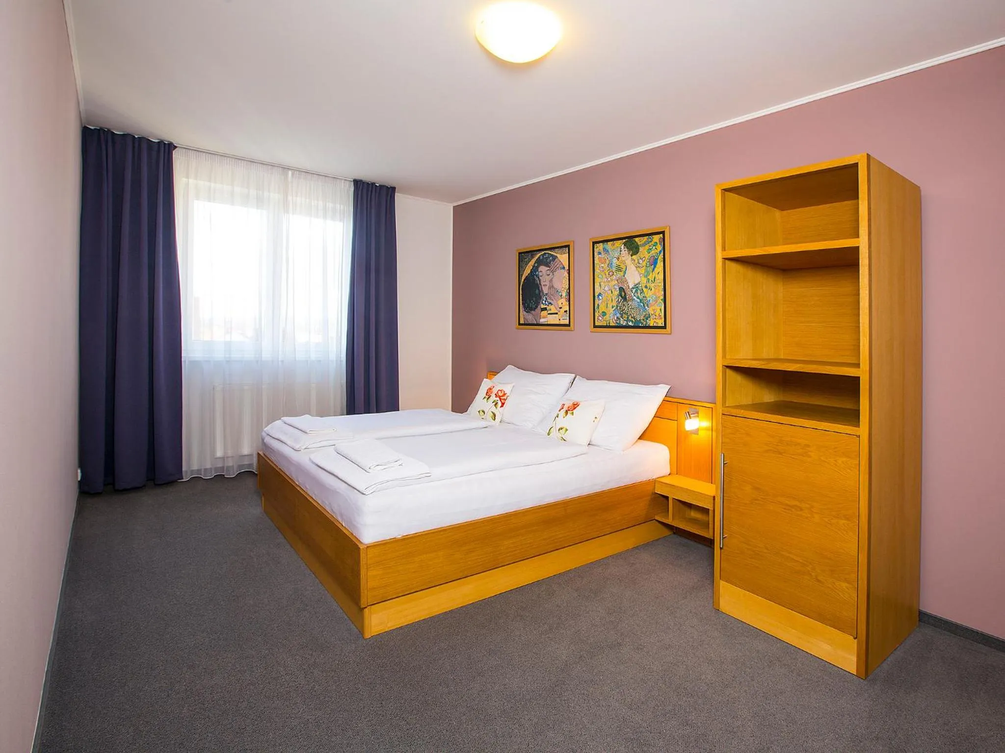 Shower, Bed in Hotel Trend