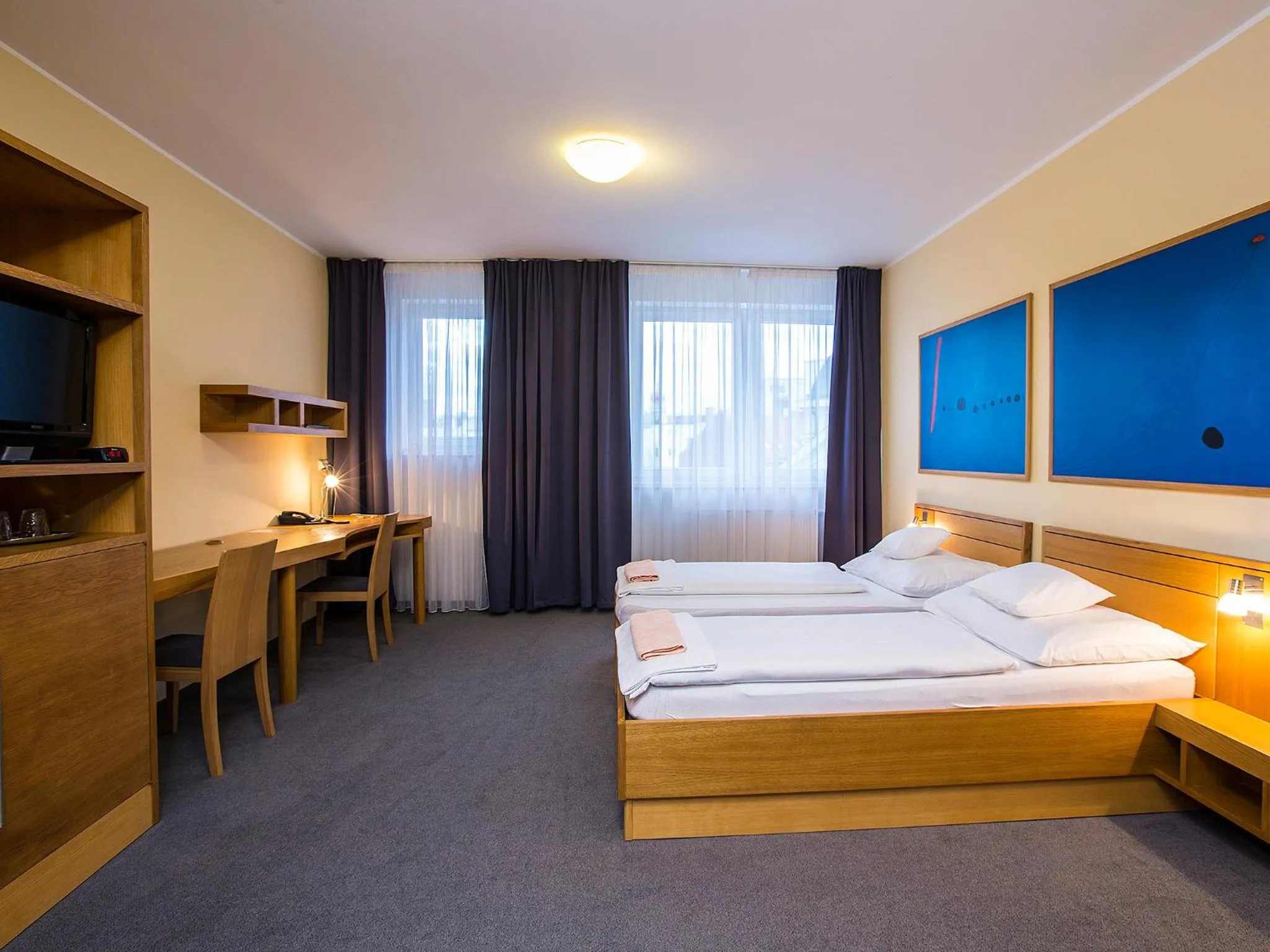 Shower, Bed in Hotel Trend