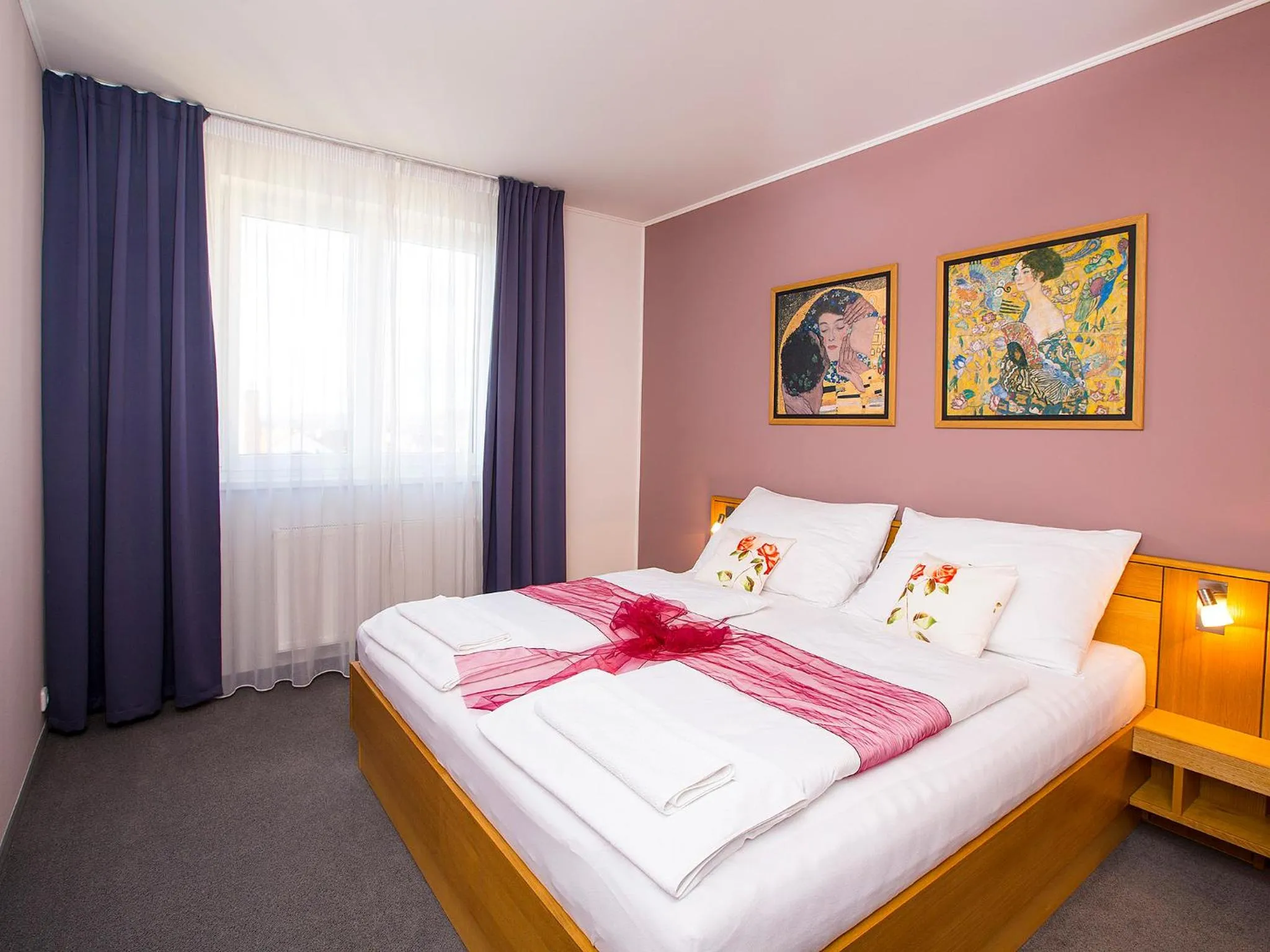 Bedroom, Bed in Hotel Trend