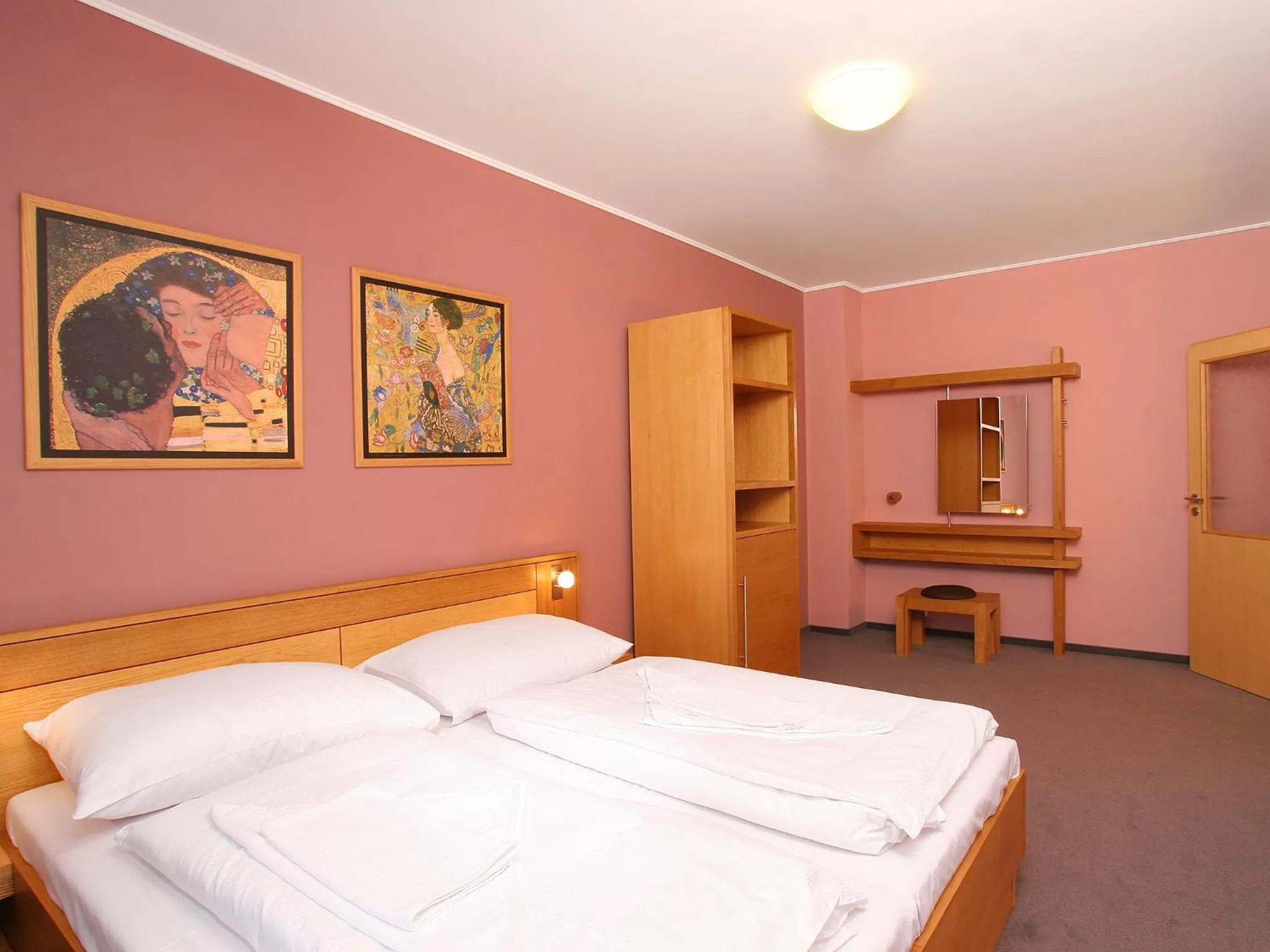 TV and multimedia, Bed in Hotel Trend