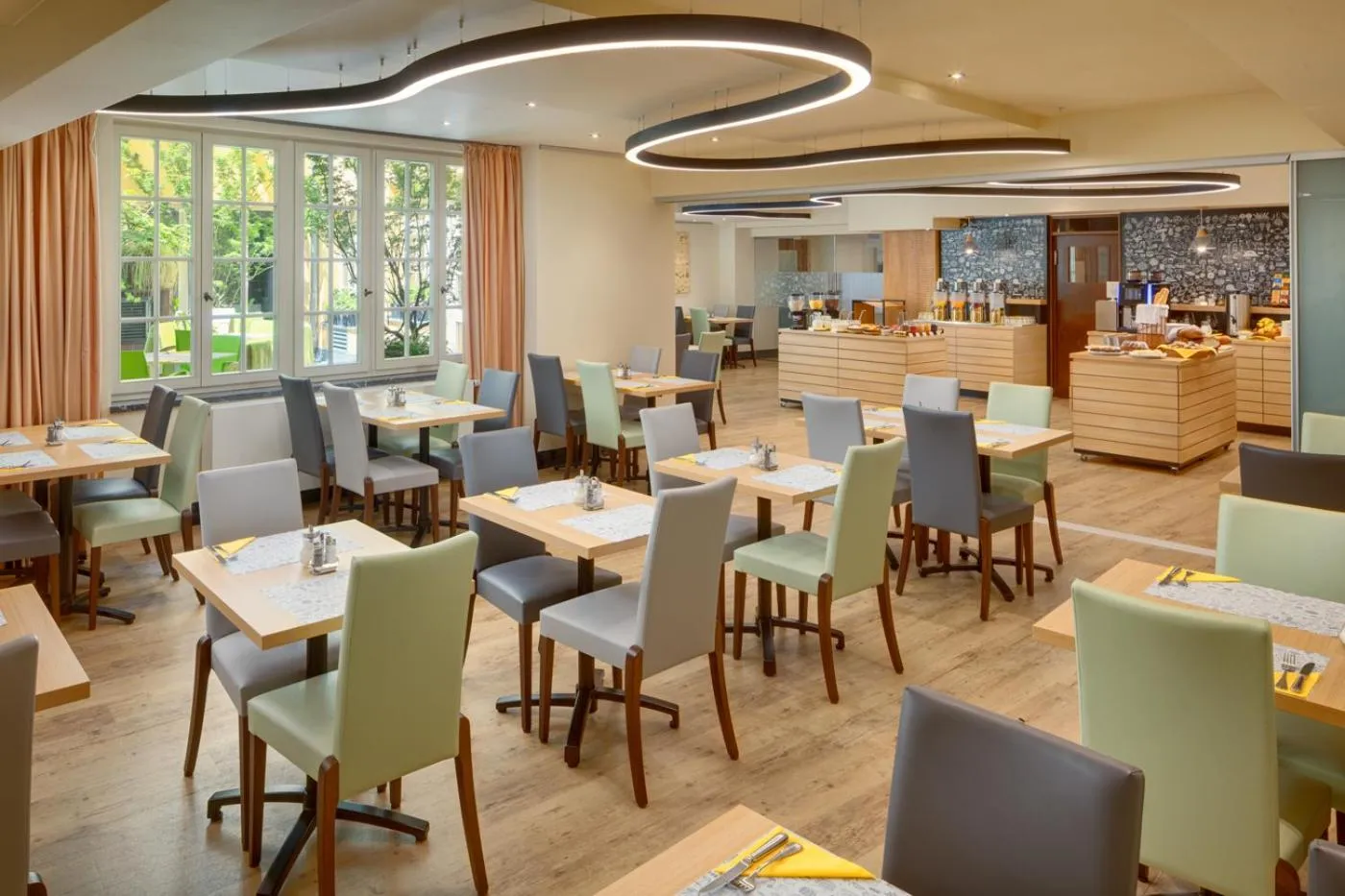 Restaurant/places to eat in Hotel Clement