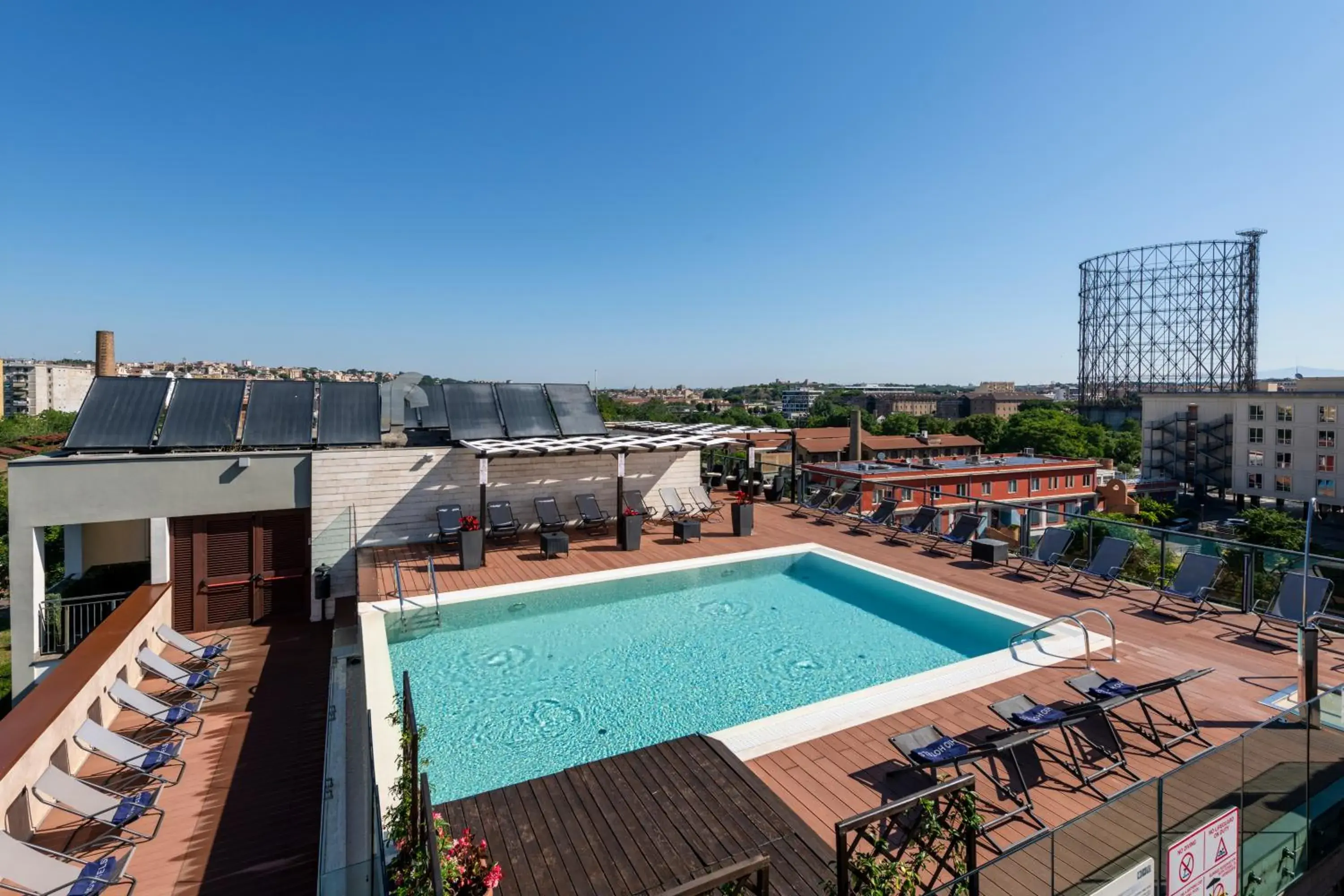 Pool view in H10 Roma Città Pool view in H10 Roma Città