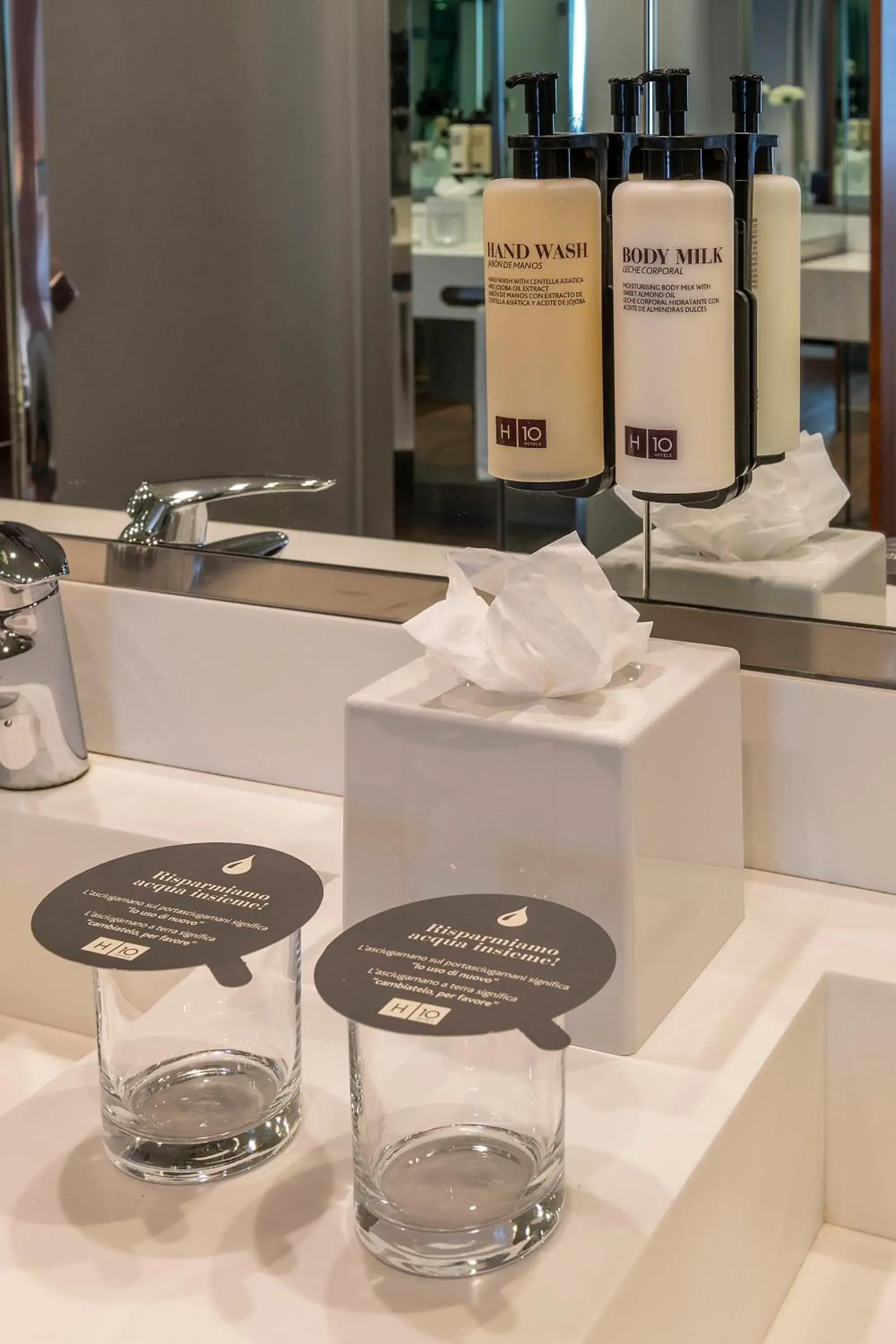 Bathroom in H10 Roma Città Bathroom in H10 Roma Città