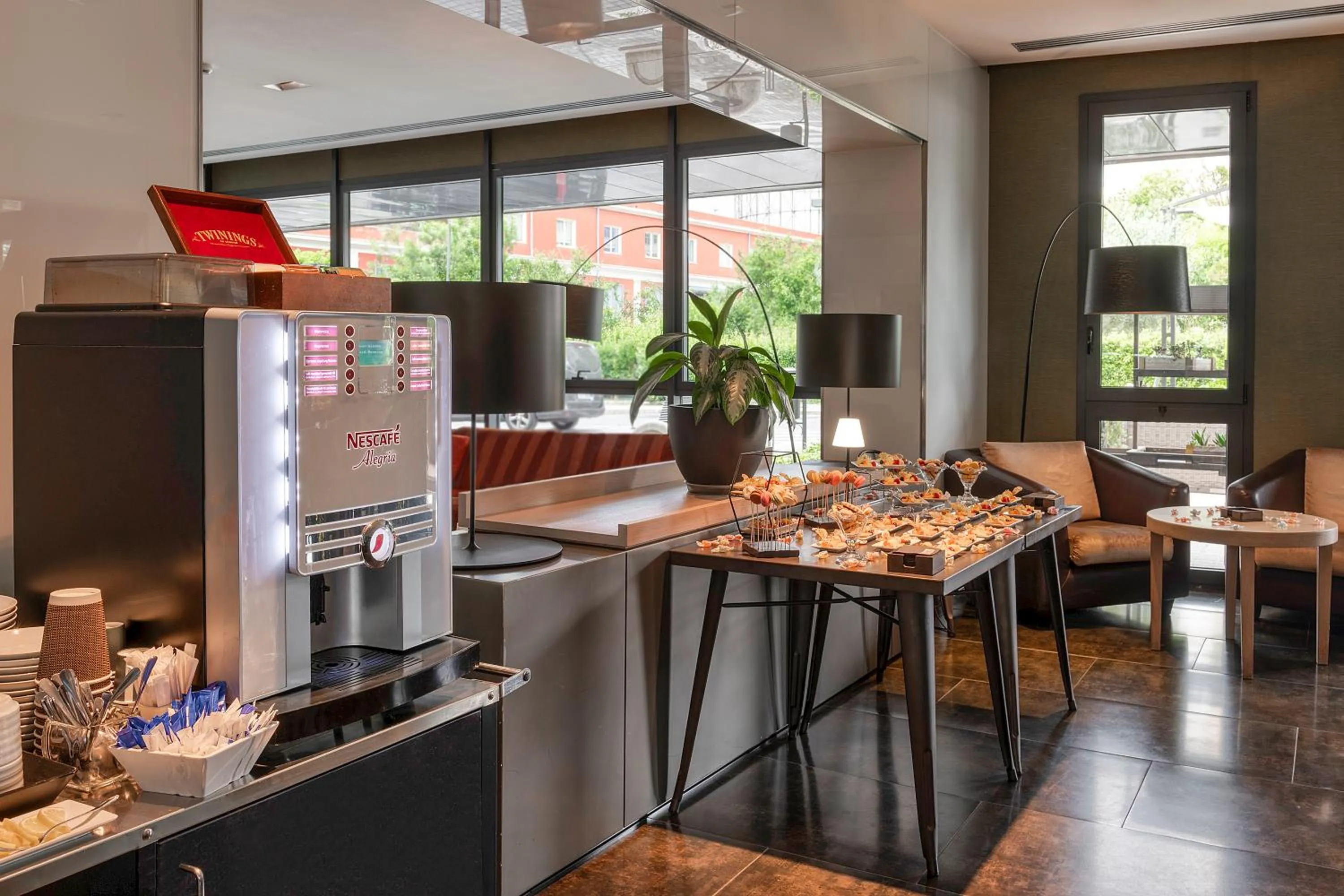 Lounge or bar in H10 Roma Città