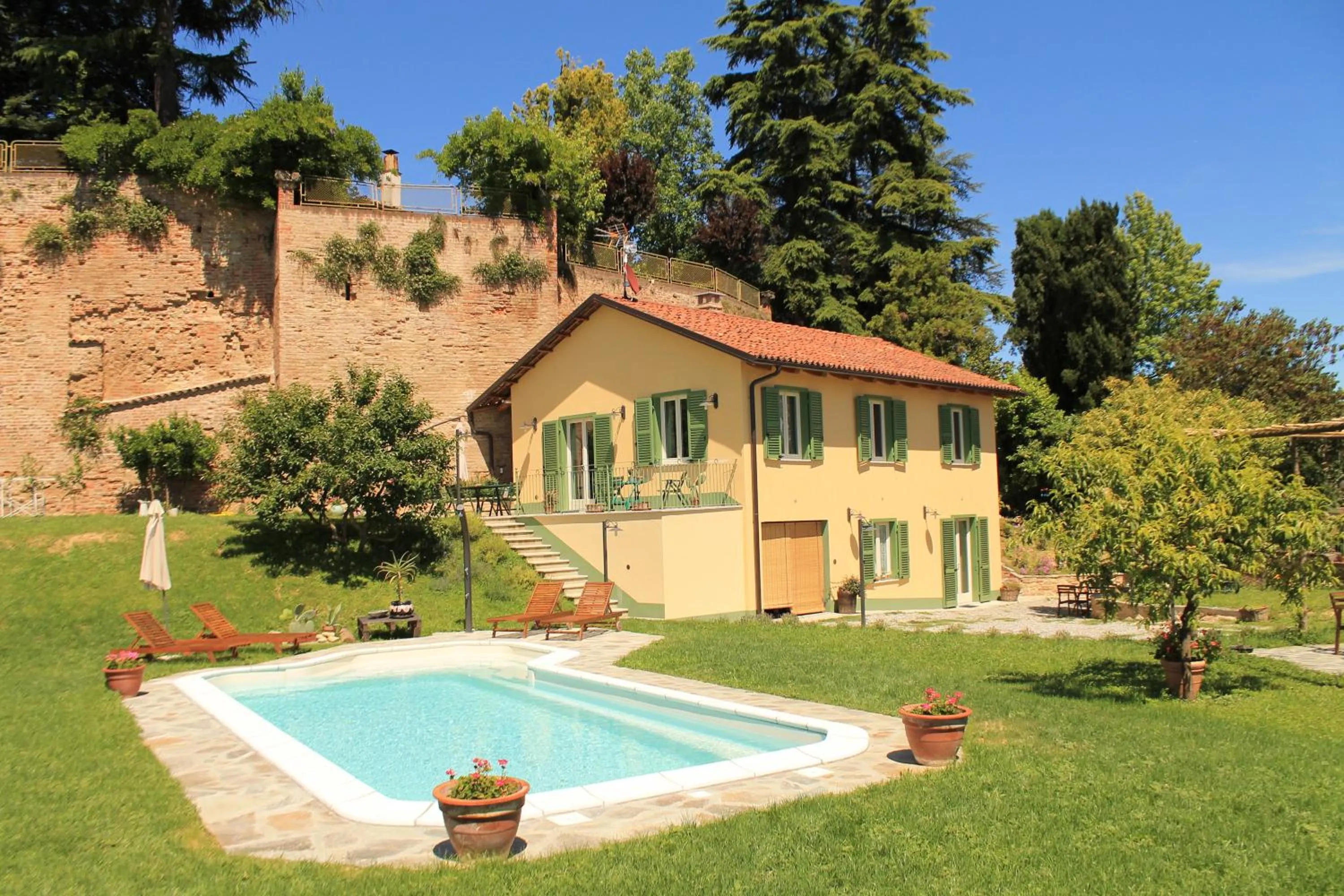 Property building in LA CUCCAGNA DI DON BOSCO - No landlords and neighbours - Absolute privacy!