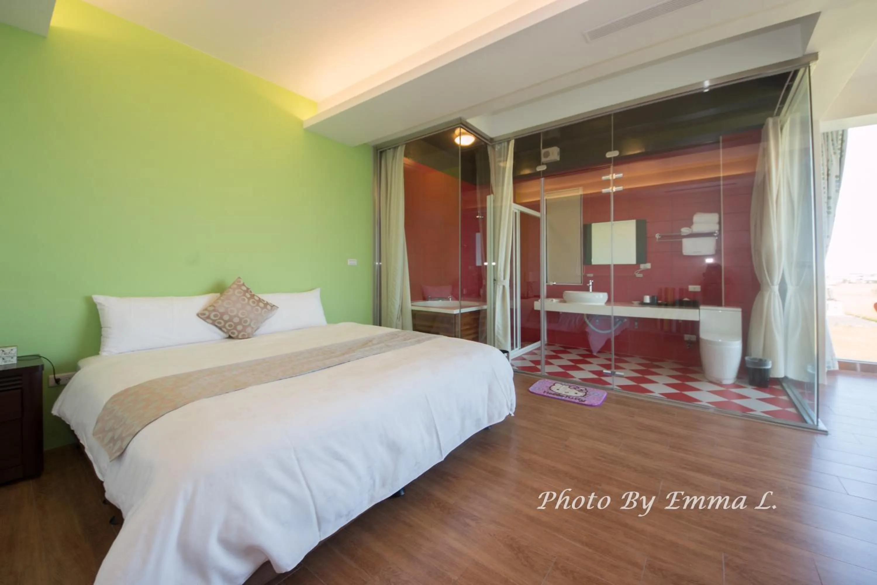 Bathroom, Bed in Colorful Fish Cottage