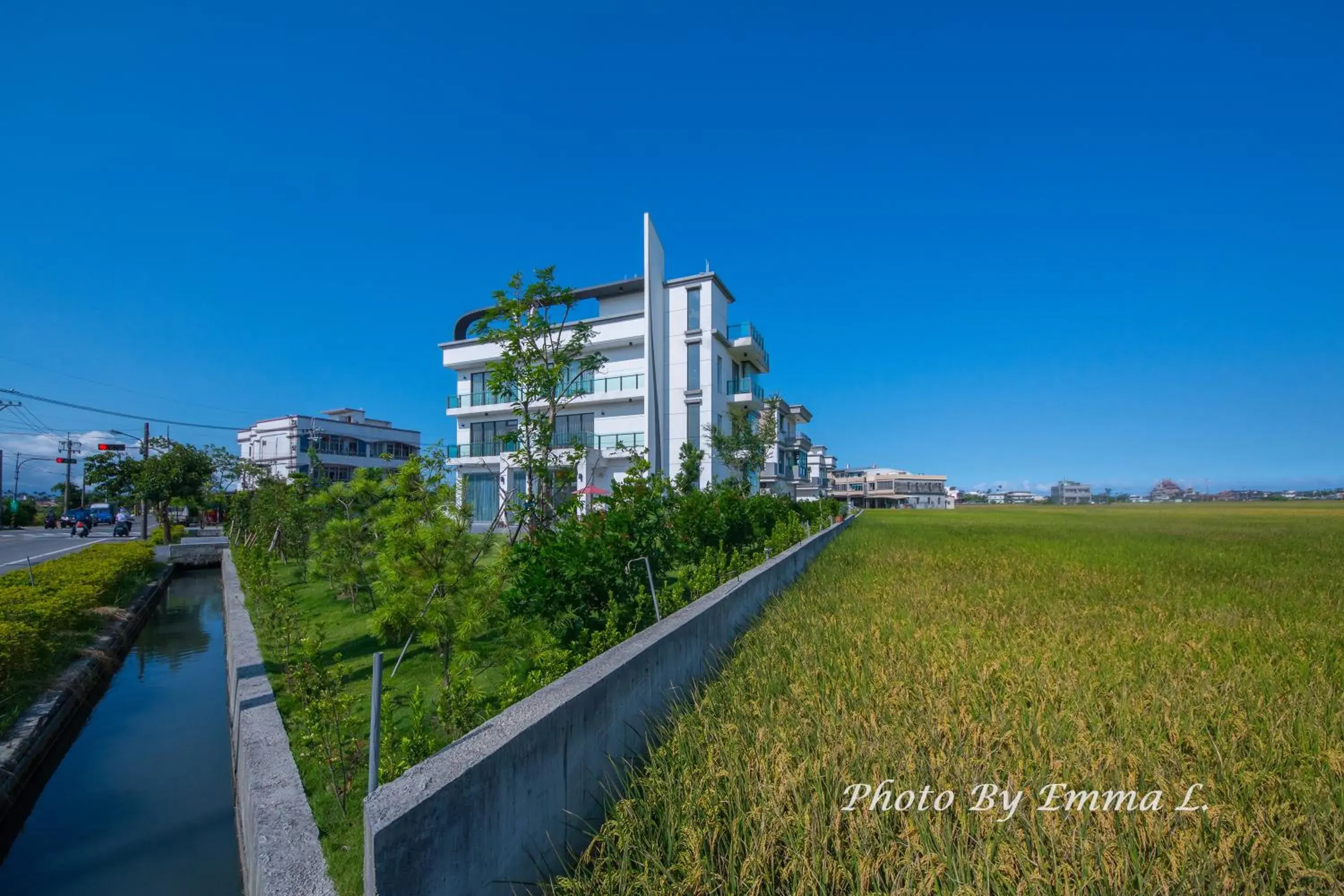 Property building in Colorful Fish Cottage Property building in Colorful Fish Cottage