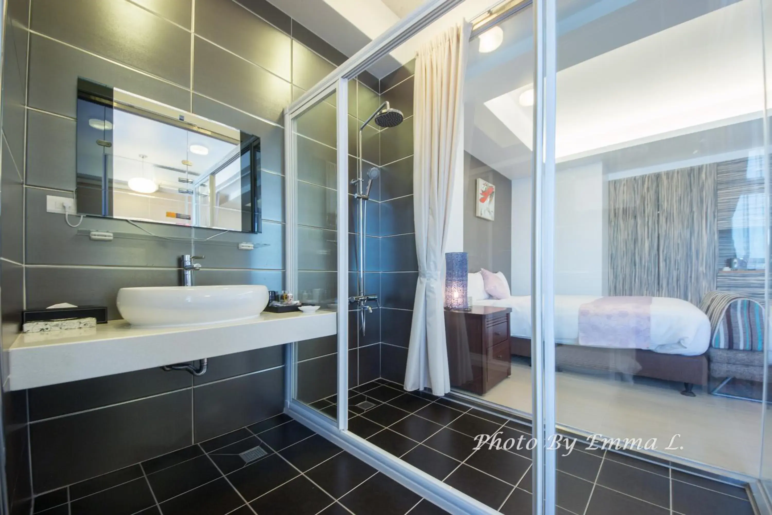 Shower, Bed in Colorful Fish Cottage Shower, Bed in Colorful Fish Cottage