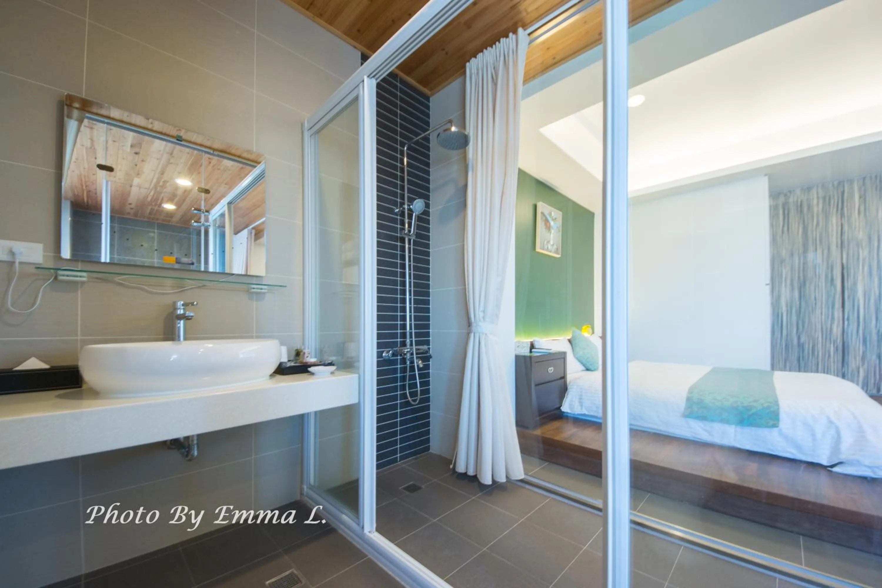 Bathroom, Bed in Colorful Fish Cottage