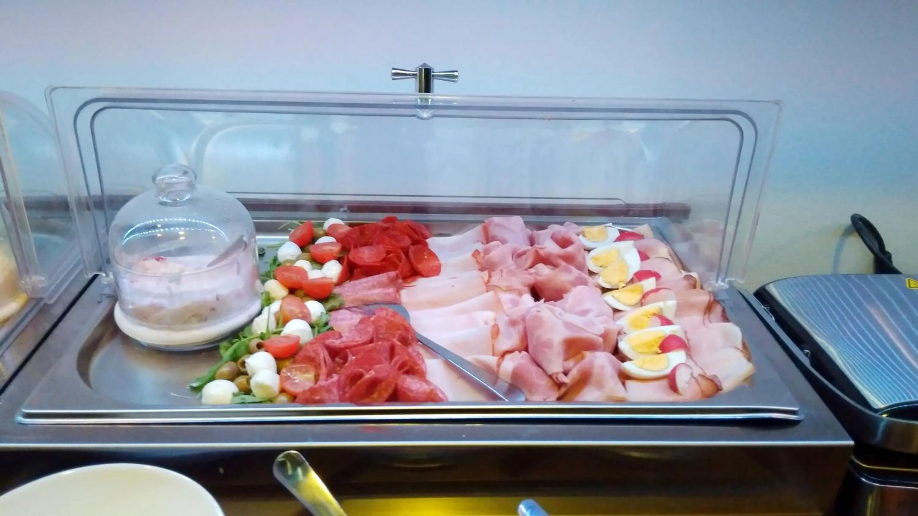 Breakfast in Ruby Blue