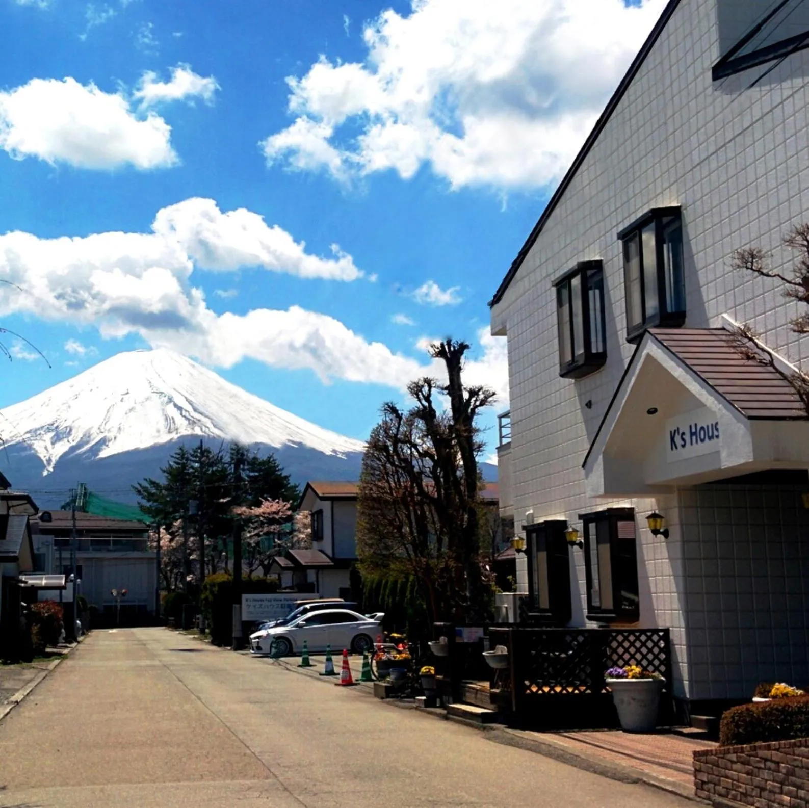 Facade/entrance in K's House Fuji View - Travelers Hostel