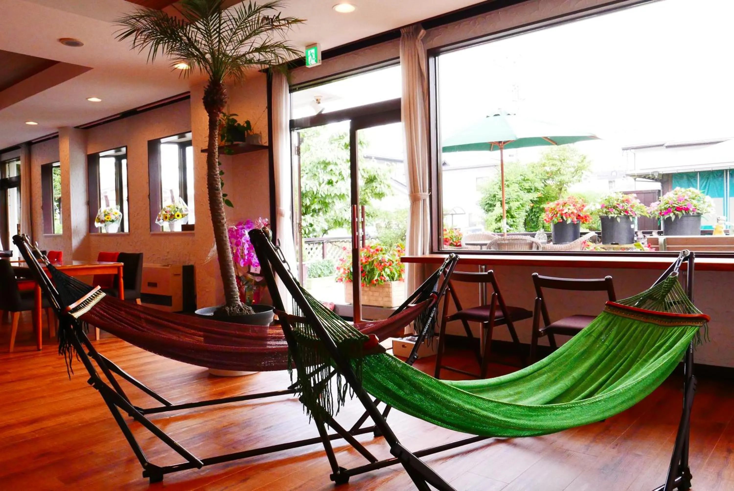 Communal lounge/ TV room in K's House Fuji View - Travelers Hostel