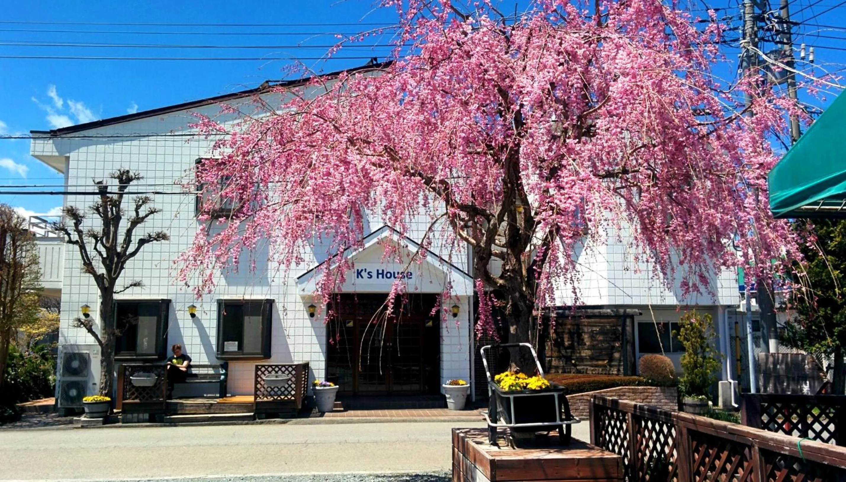 Facade/entrance in K's House Fuji View - Travelers Hostel