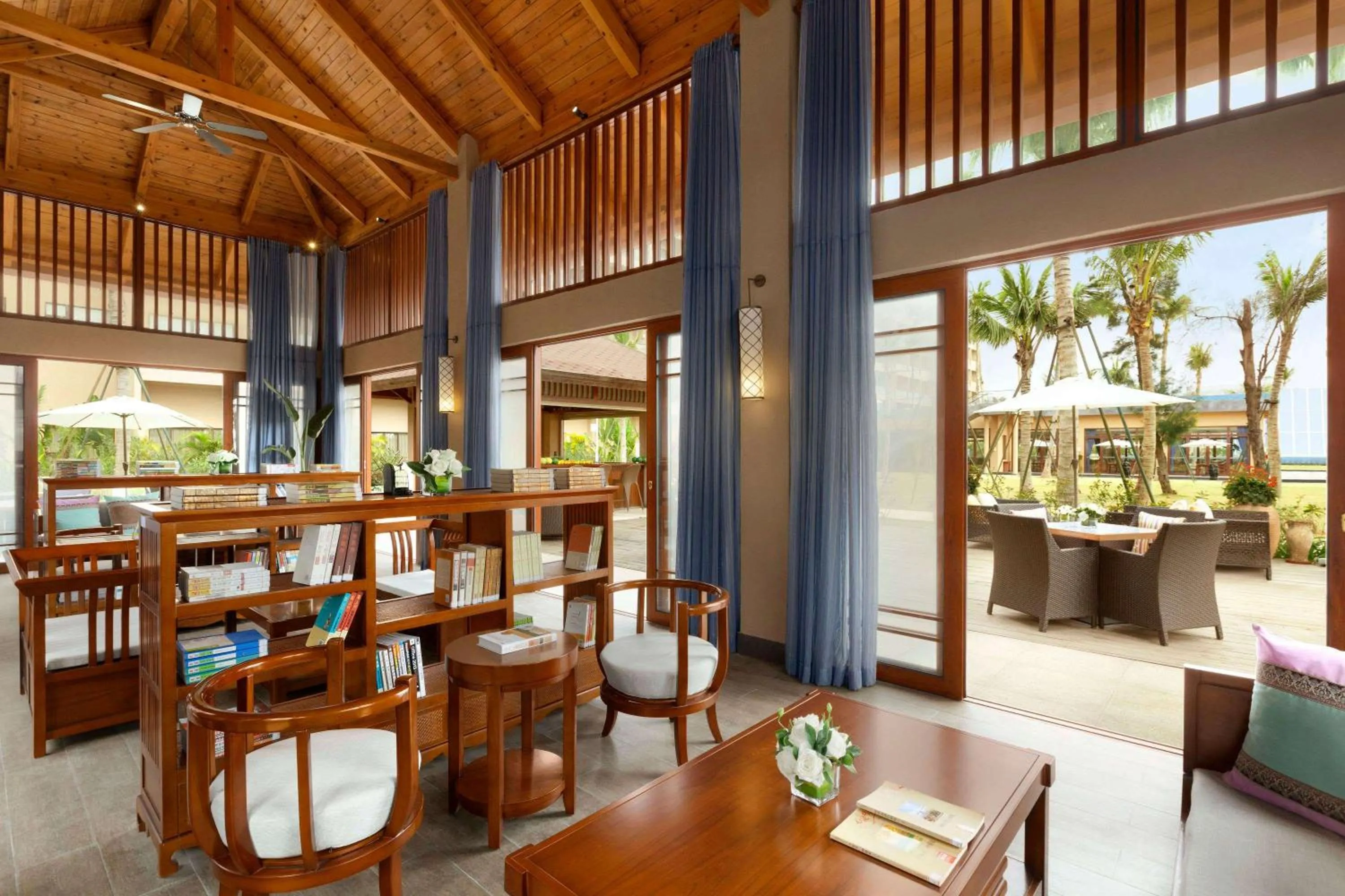 Lobby or reception, Restaurant/Places to Eat in Wyndham Maoming