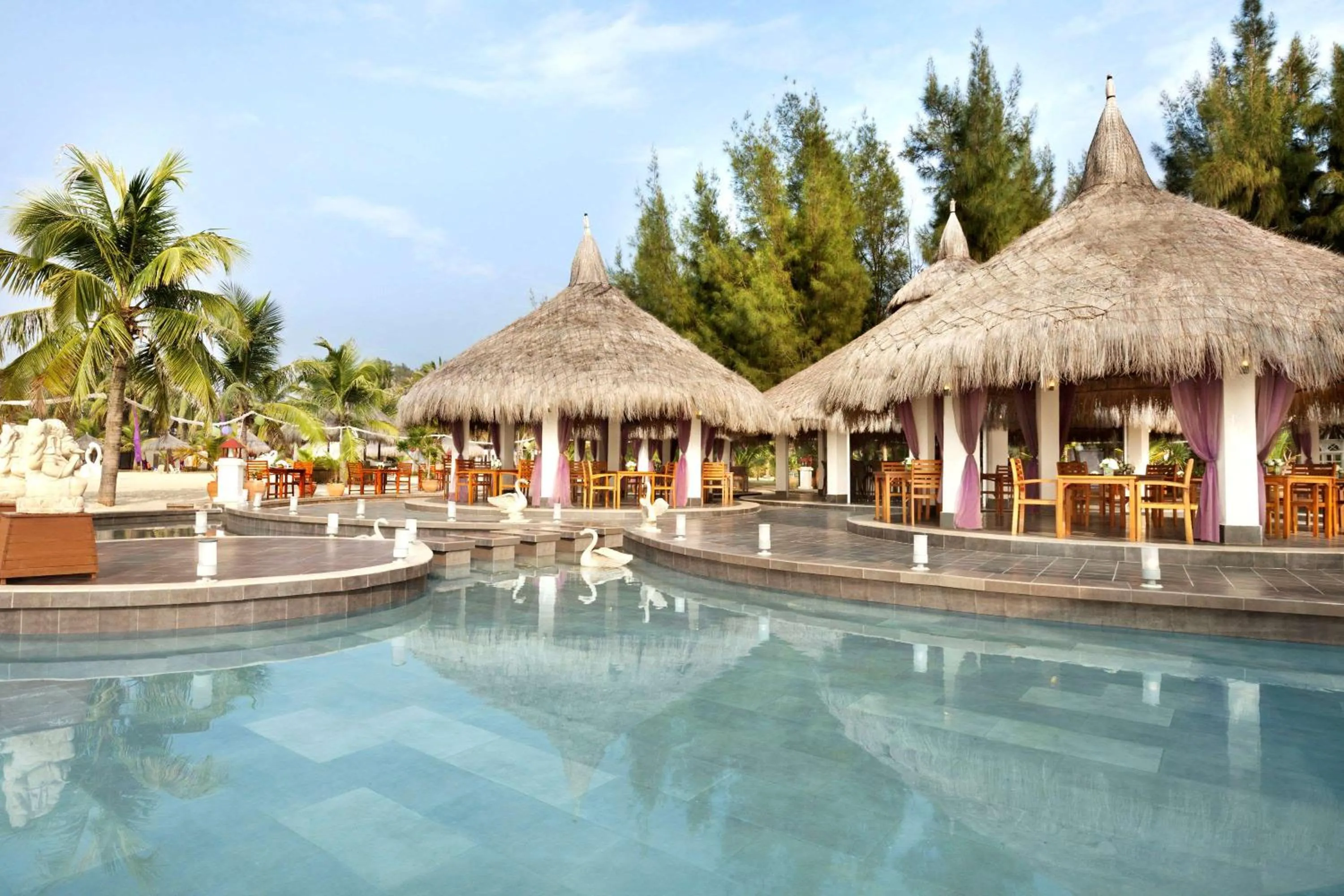 Lounge or bar, Swimming Pool in Wyndham Maoming