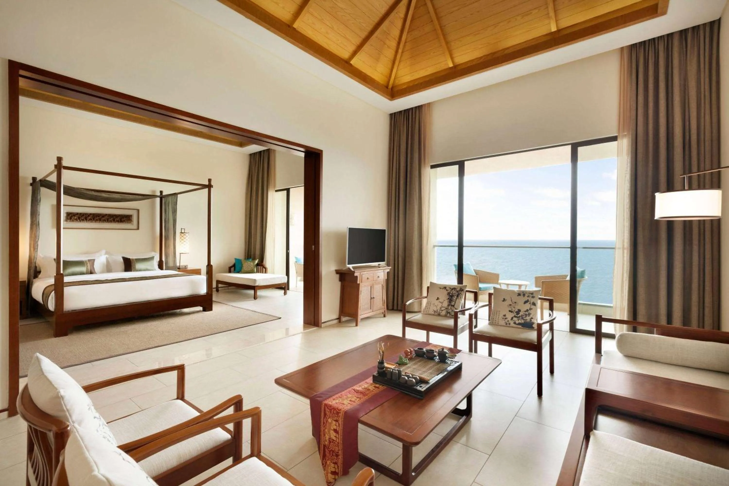 Bed, Seating Area in Wyndham Maoming