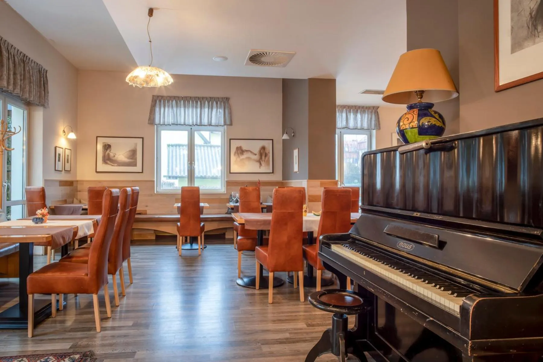 Restaurant/places to eat in Pavilon