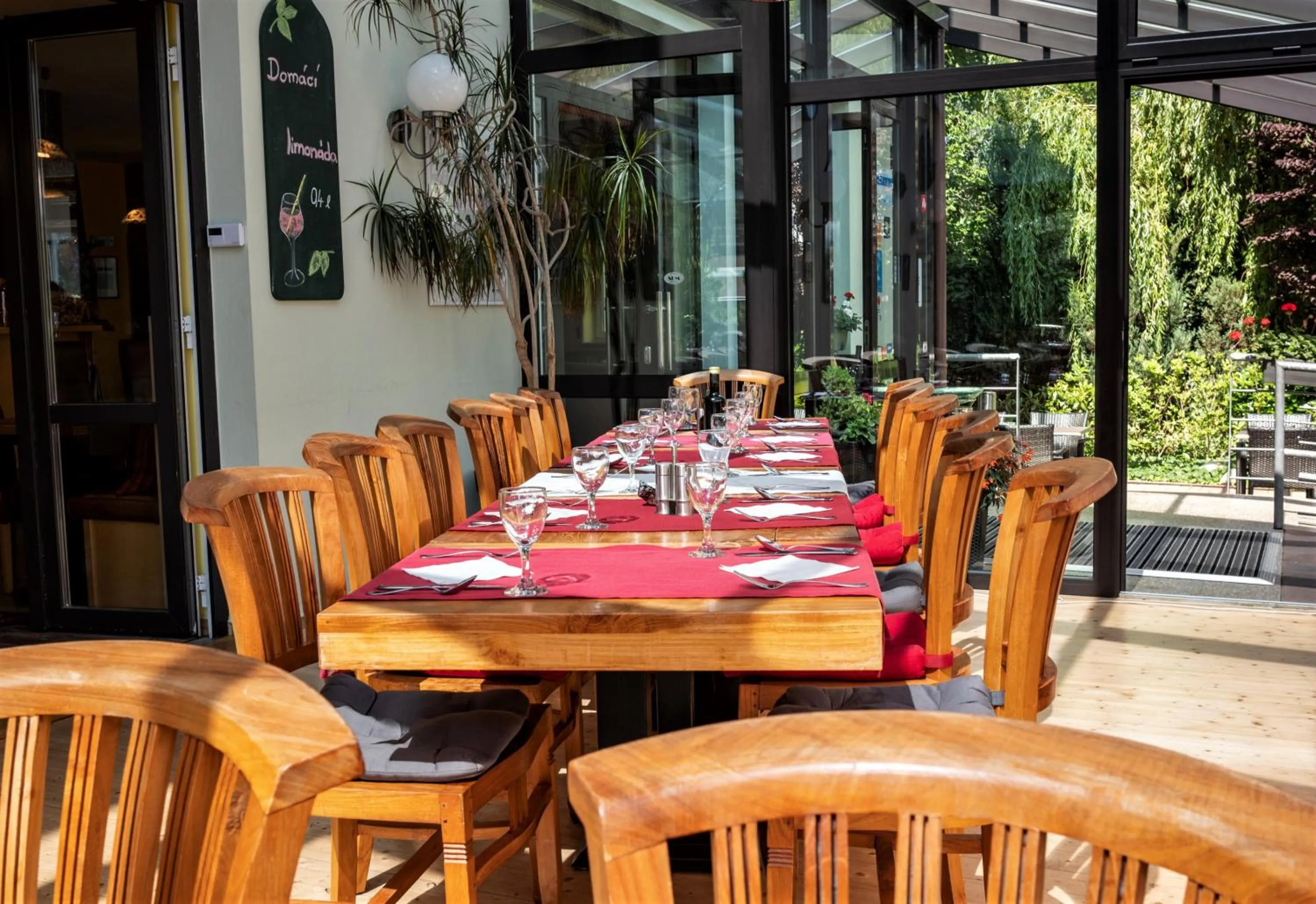 Restaurant/places to eat in Pavilon