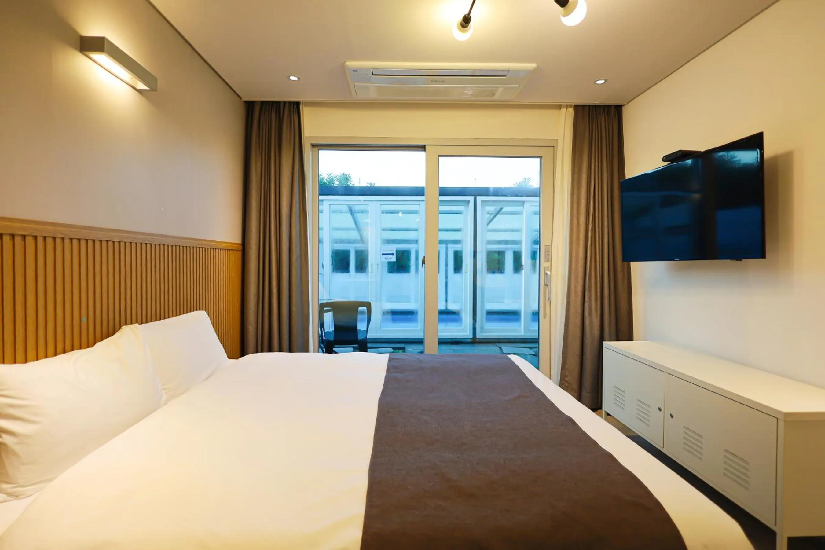 Bed in Pool and Villa Sorang