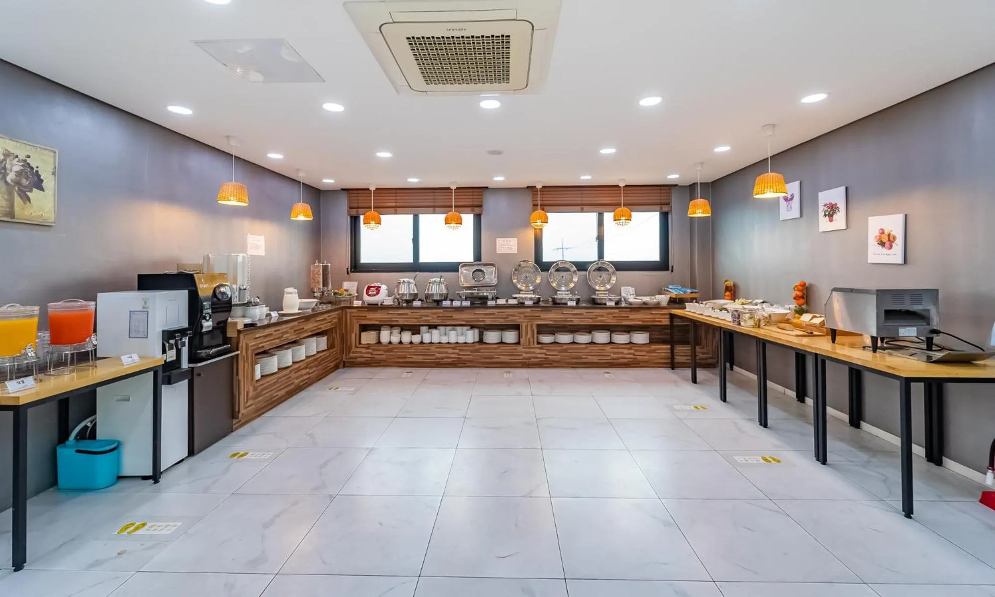 Restaurant/places to eat in Pool and Villa Sorang