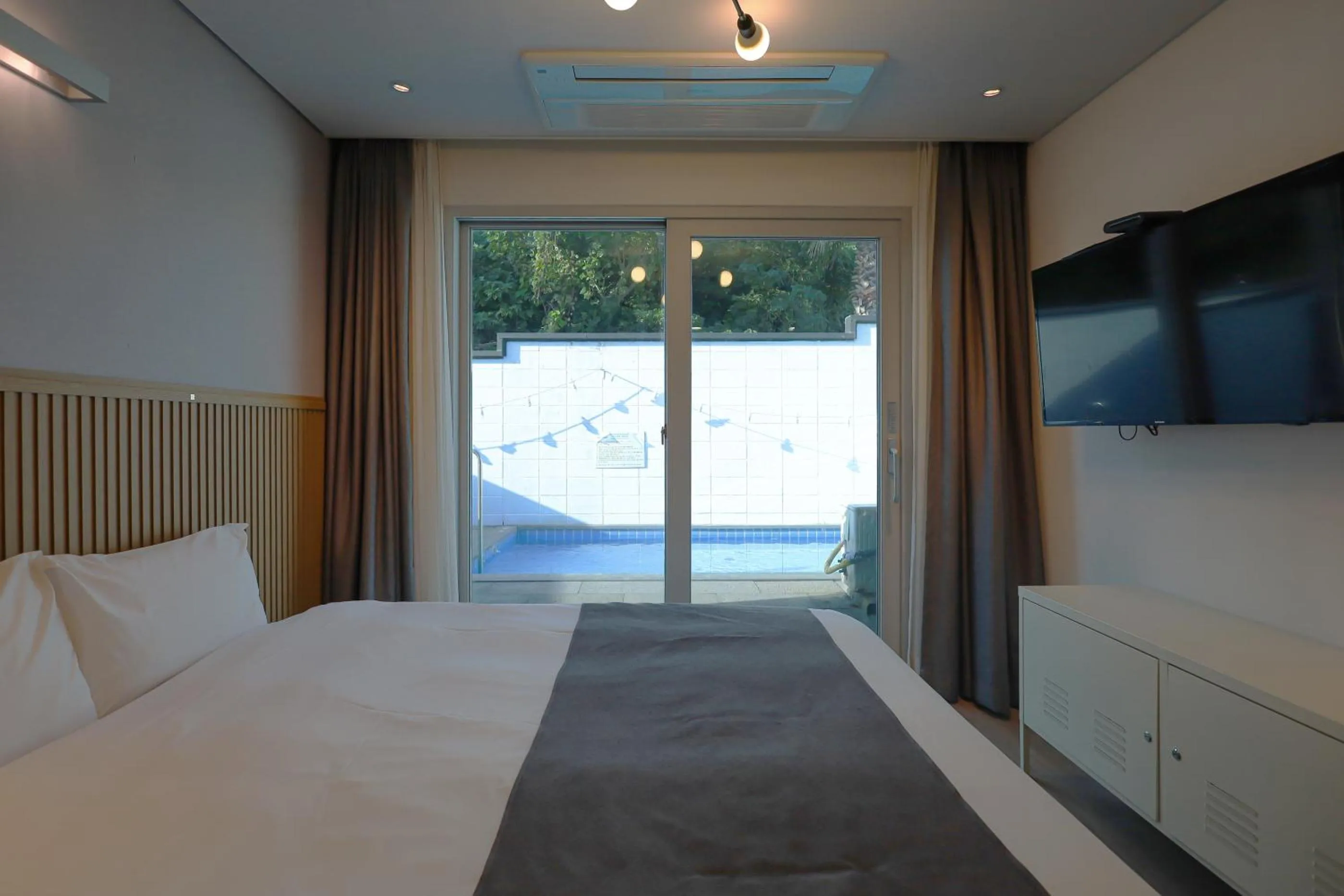 TV and multimedia, Bed in Pool and Villa Sorang