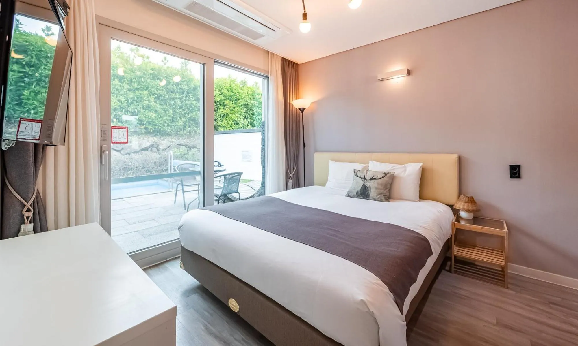 Photo of the whole room, Bed in Pool Villa Sorang