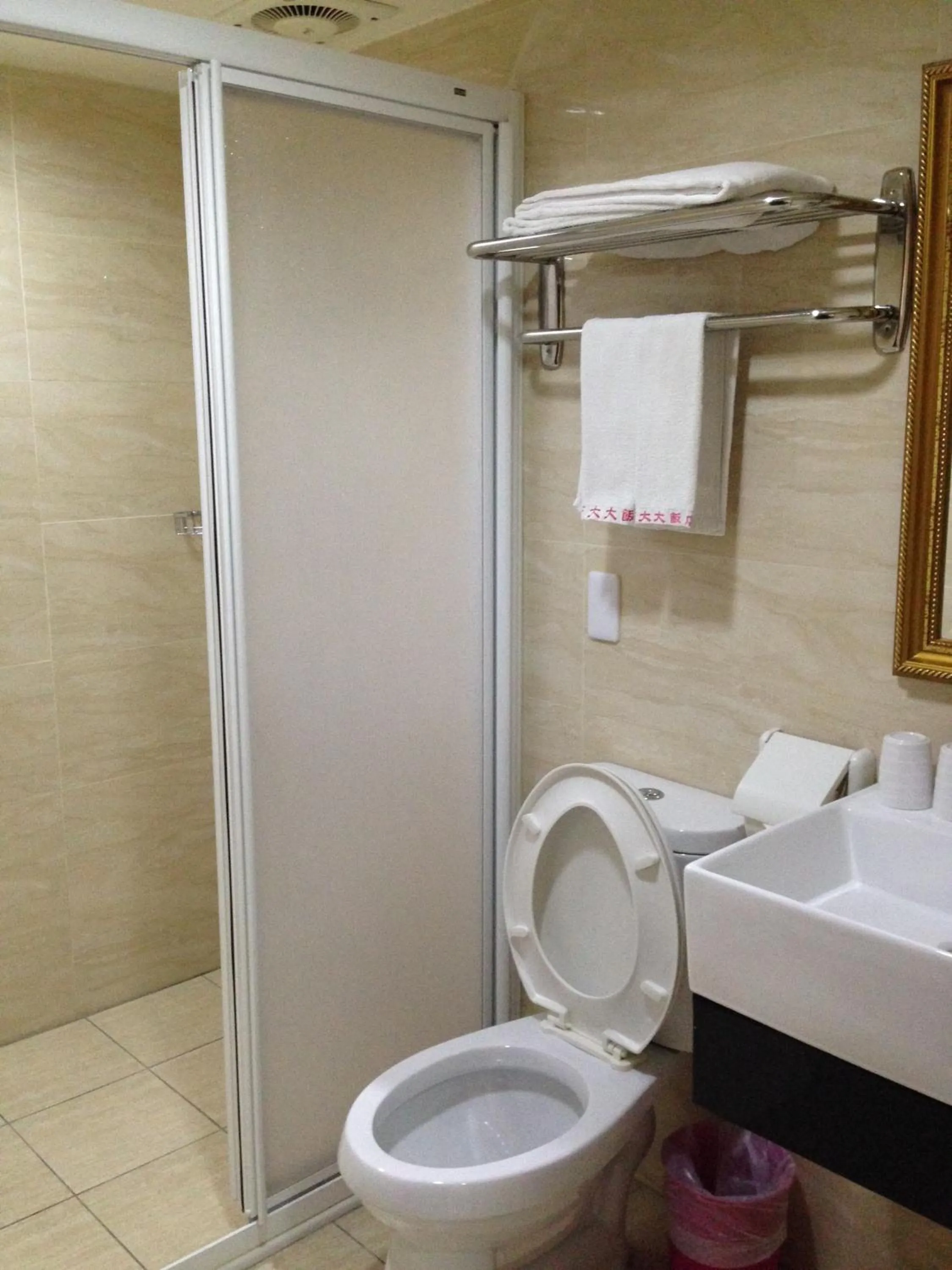 Toilet, Bed in Big Bear Hotel