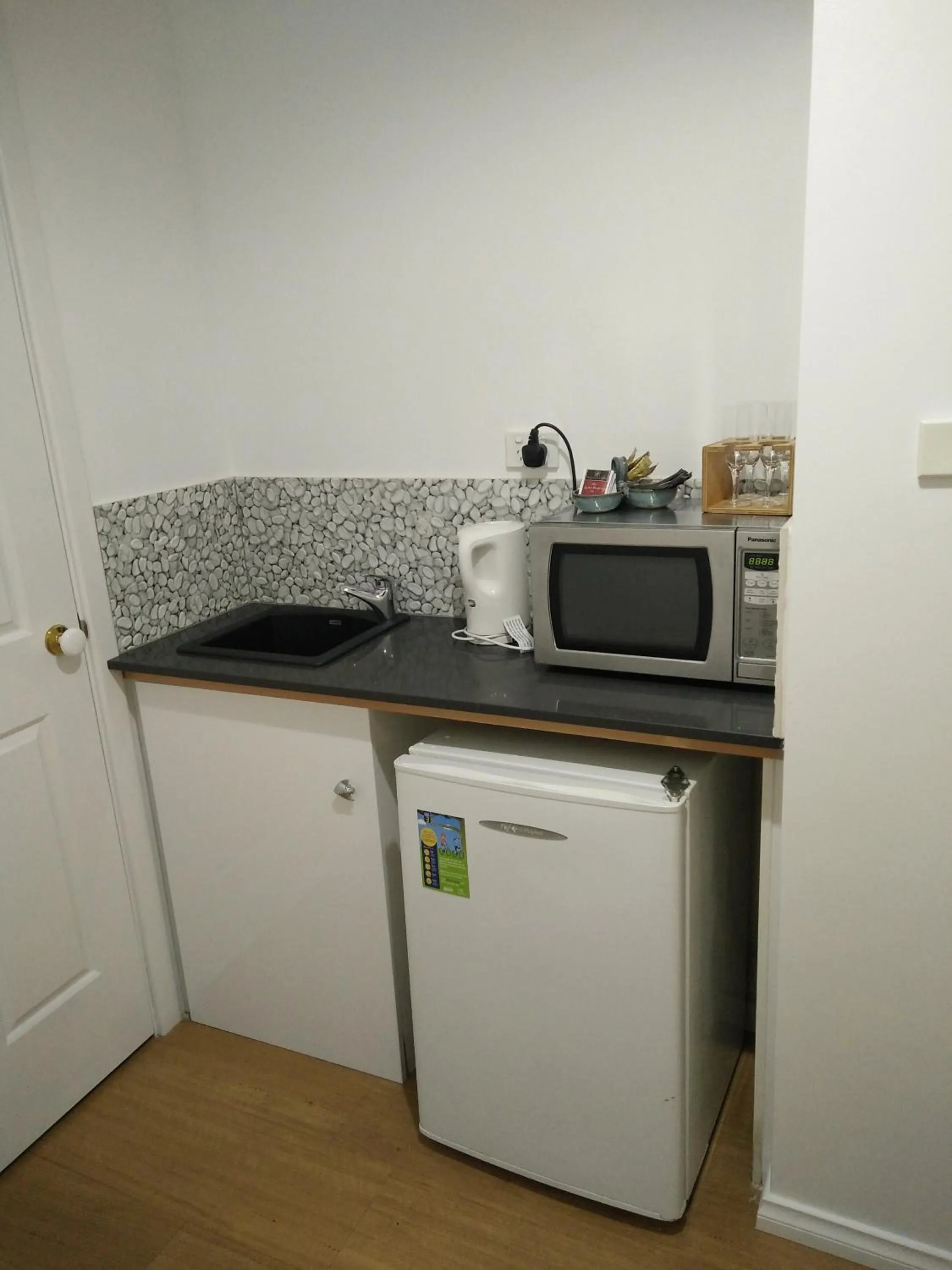 Kitchen or kitchenette in Busselton Ithaca Motel