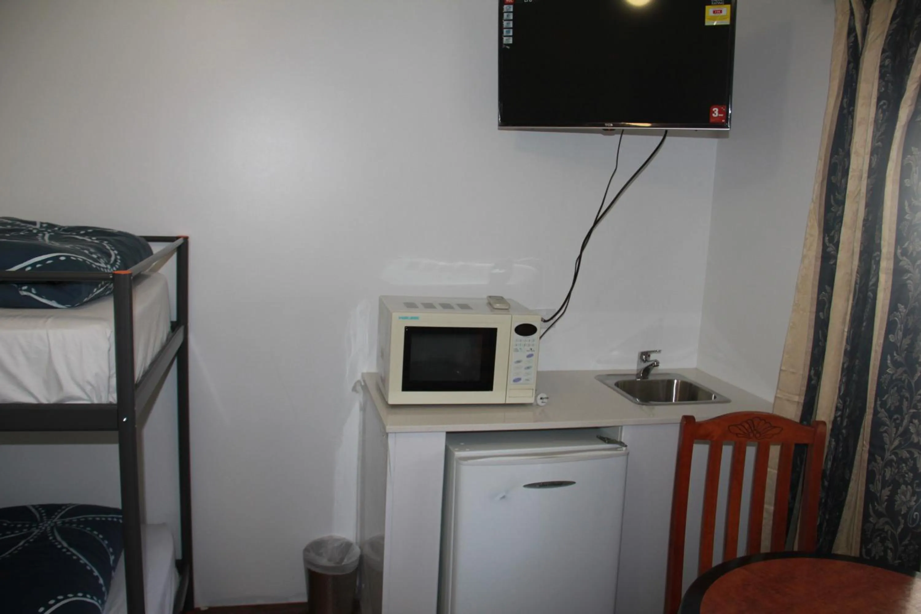 Kitchen or kitchenette in Busselton Ithaca Motel