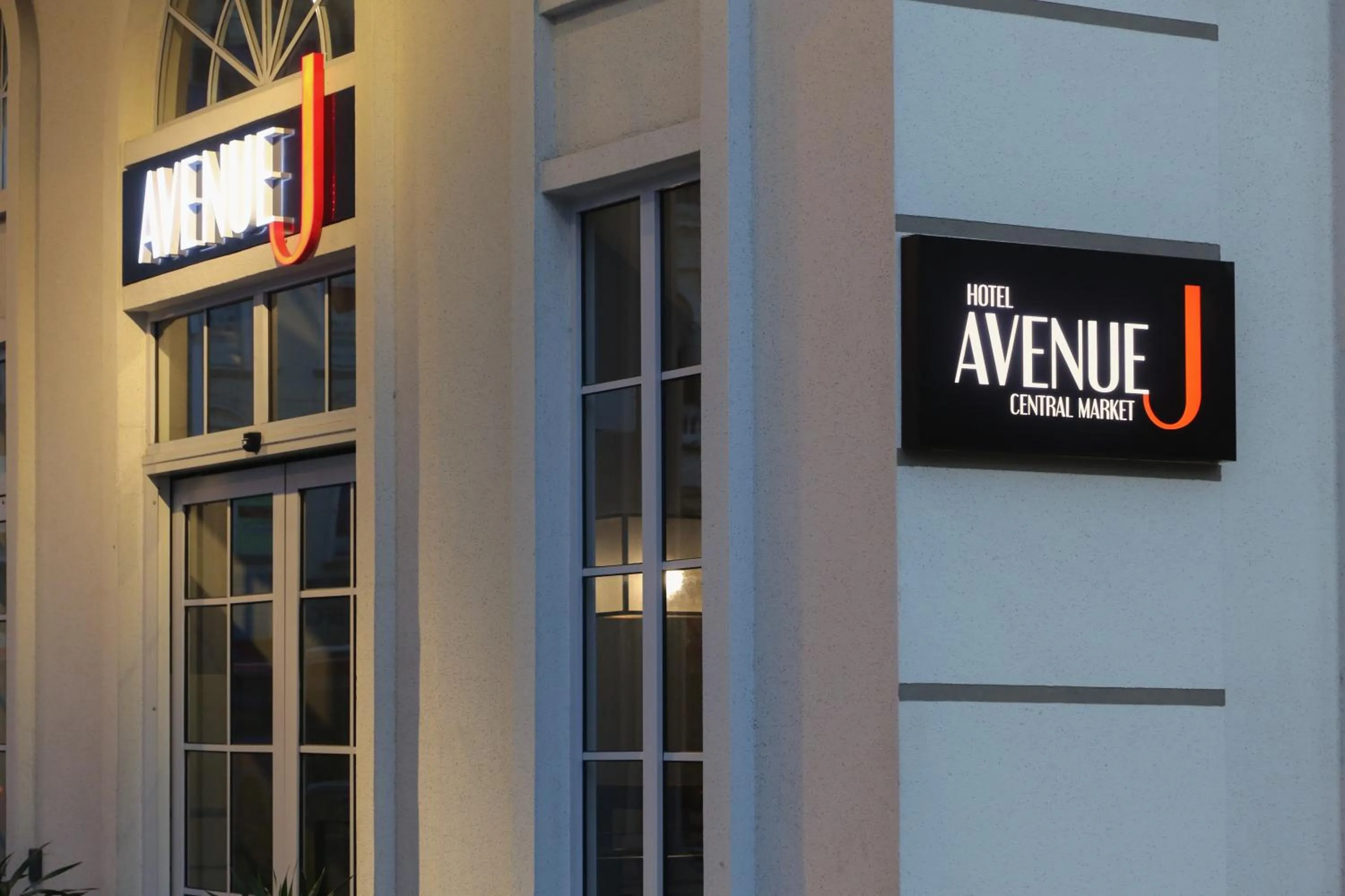 Avenue J Hotel, Central Market