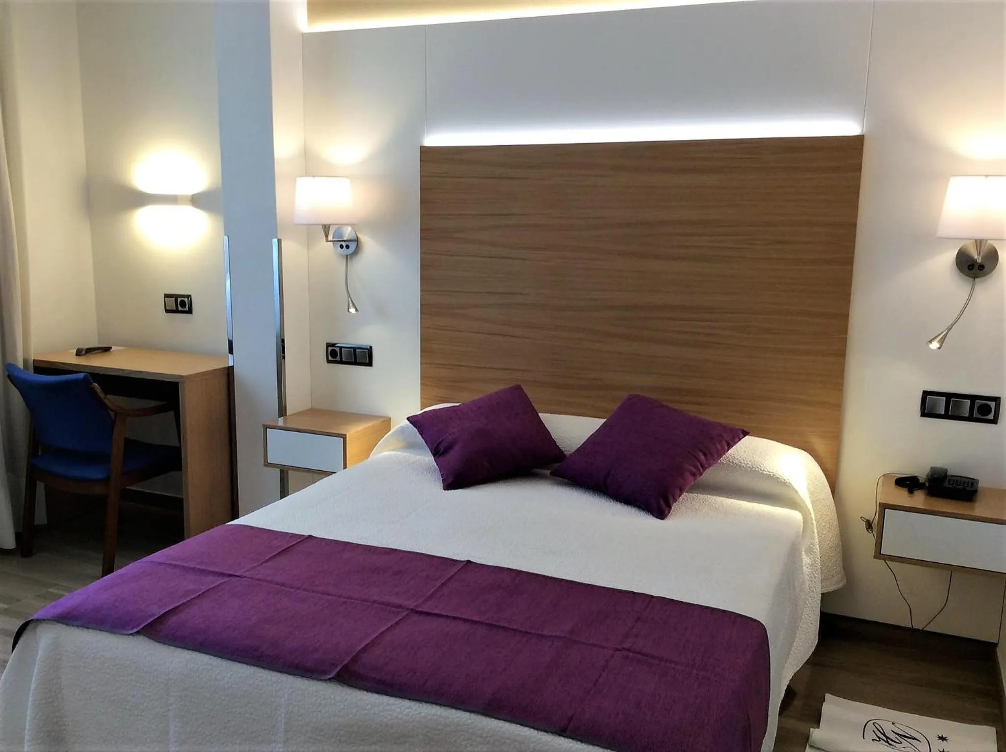 Photo of the whole room, Bed in Hotel La Noyesa *** Superior