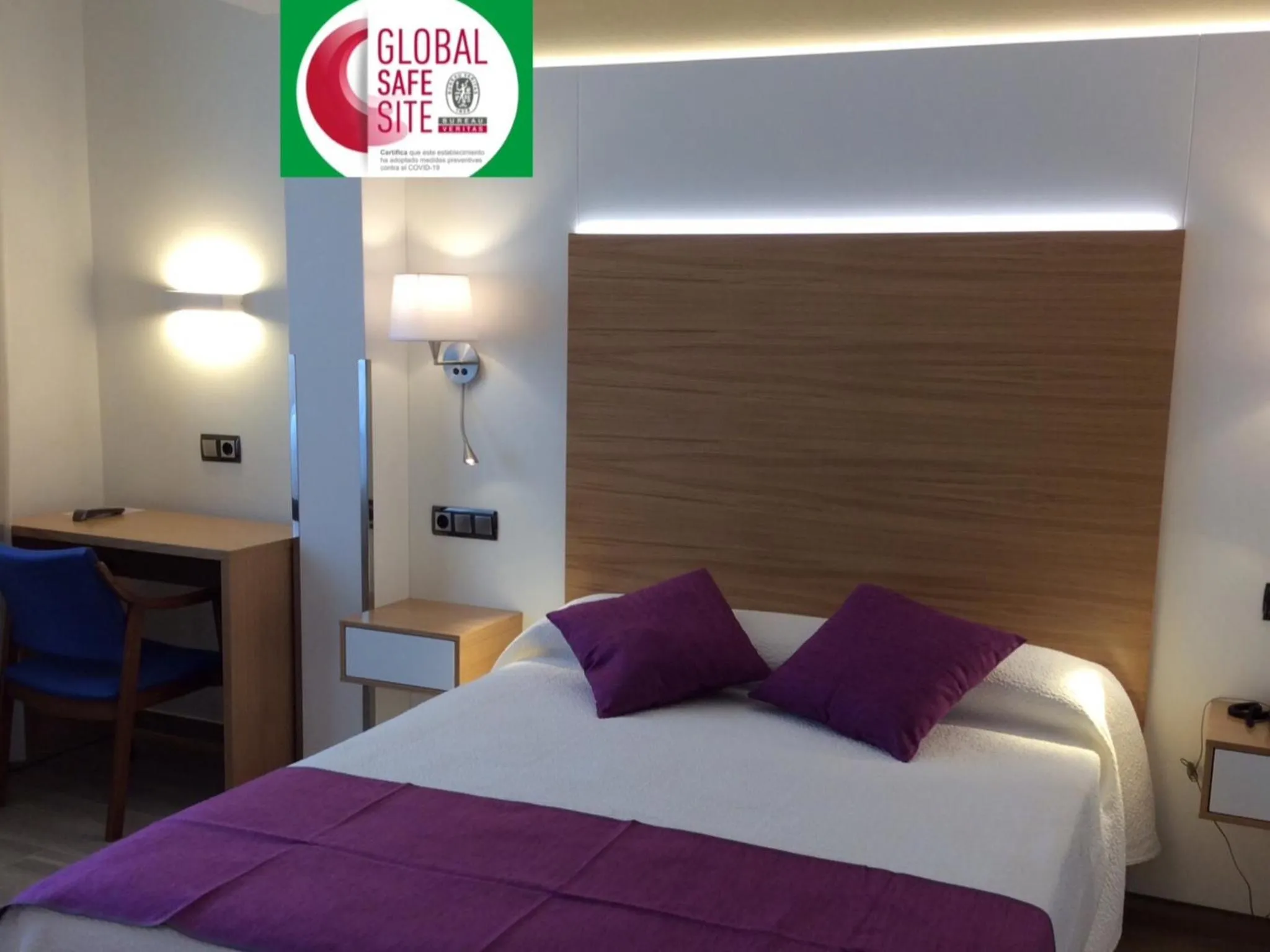 Photo of the whole room, Bed in Hotel La Noyesa *** Superior