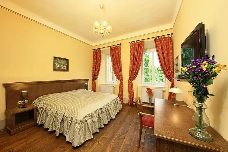 Double Room with Château View in Hotel Edward Kelly Double Room with Château View in Hotel Edward Kelly