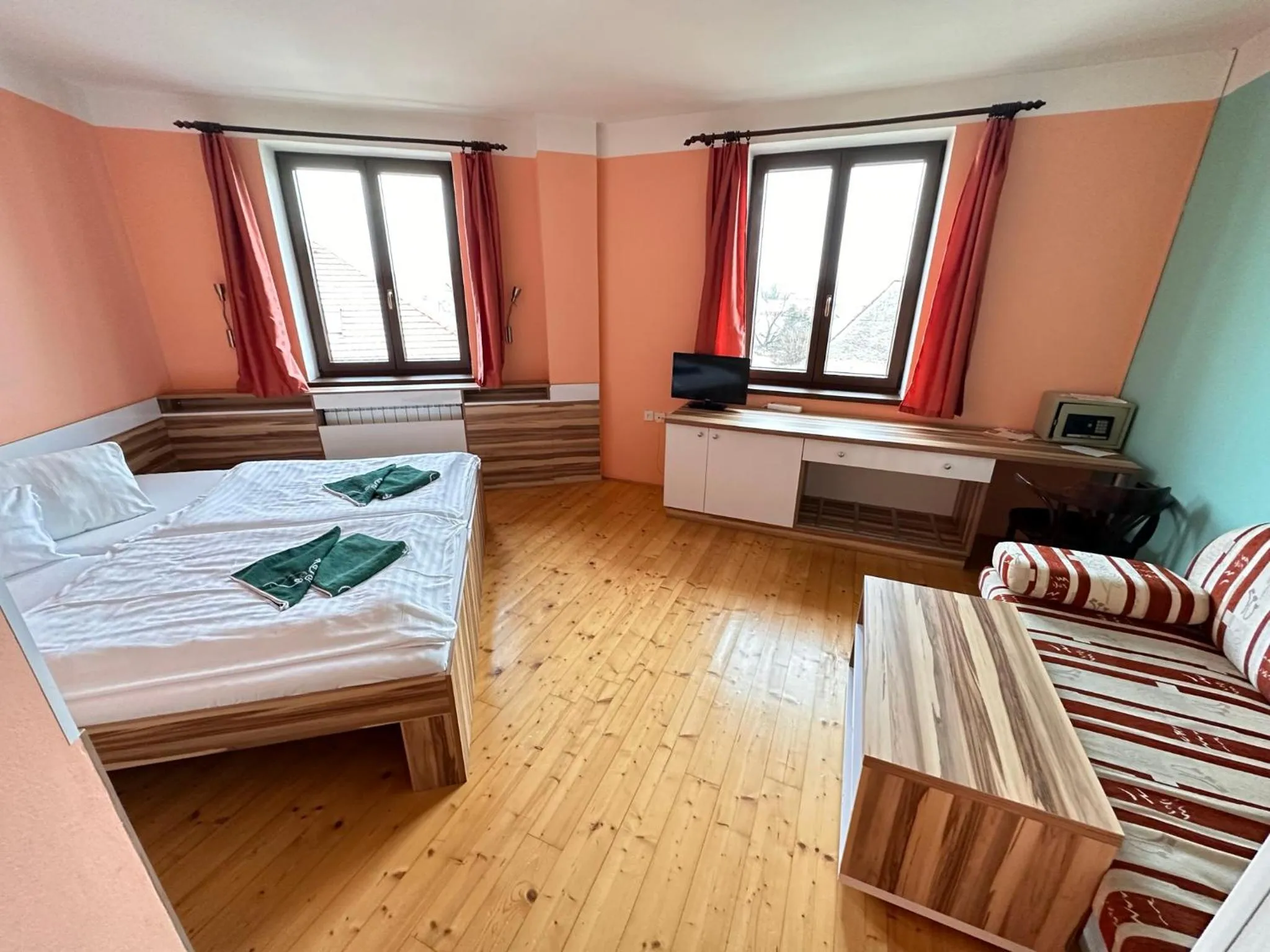 Photo of the whole room, Bed in Hotel N