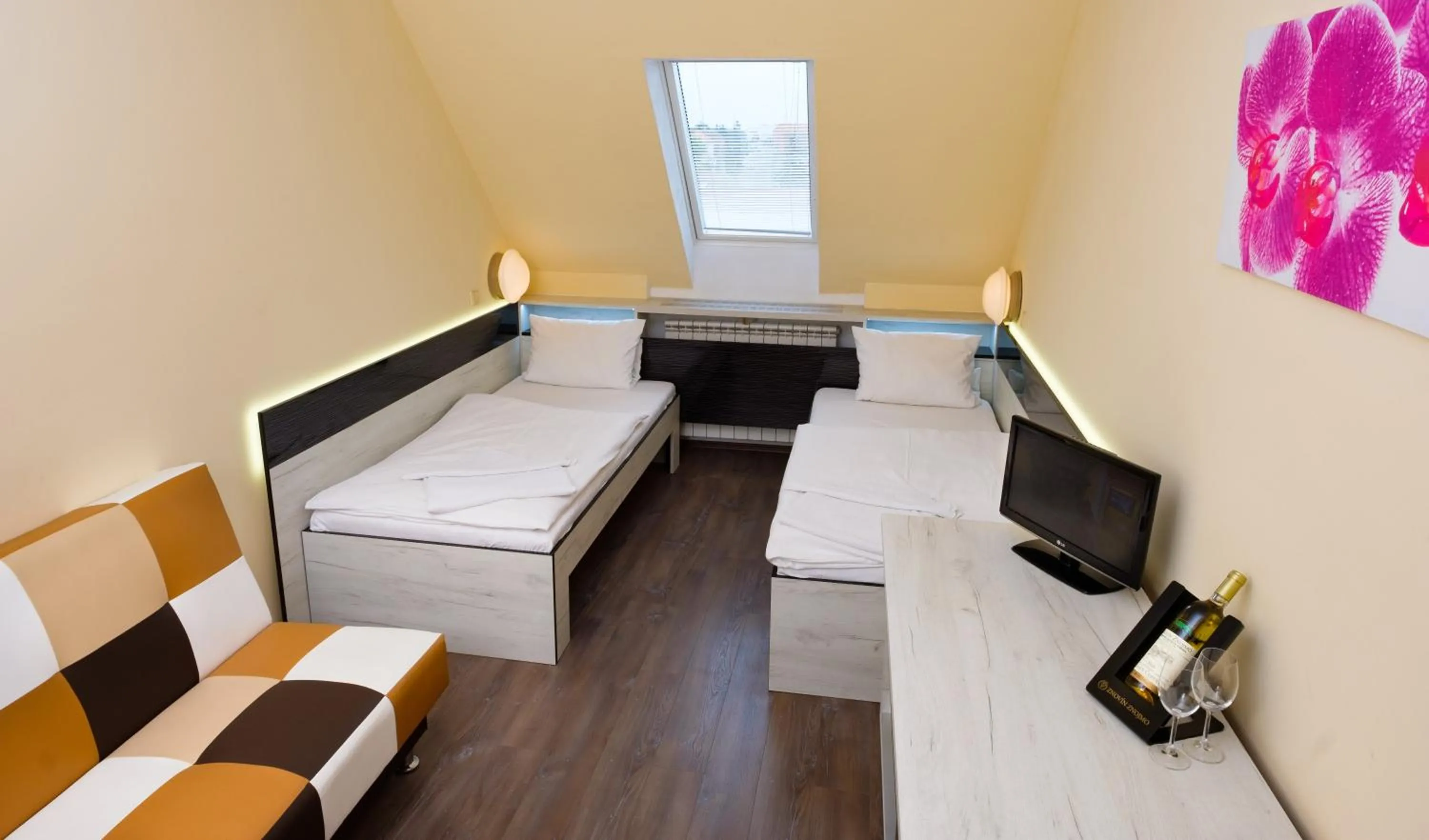 Bedroom, Bed in Hotel N