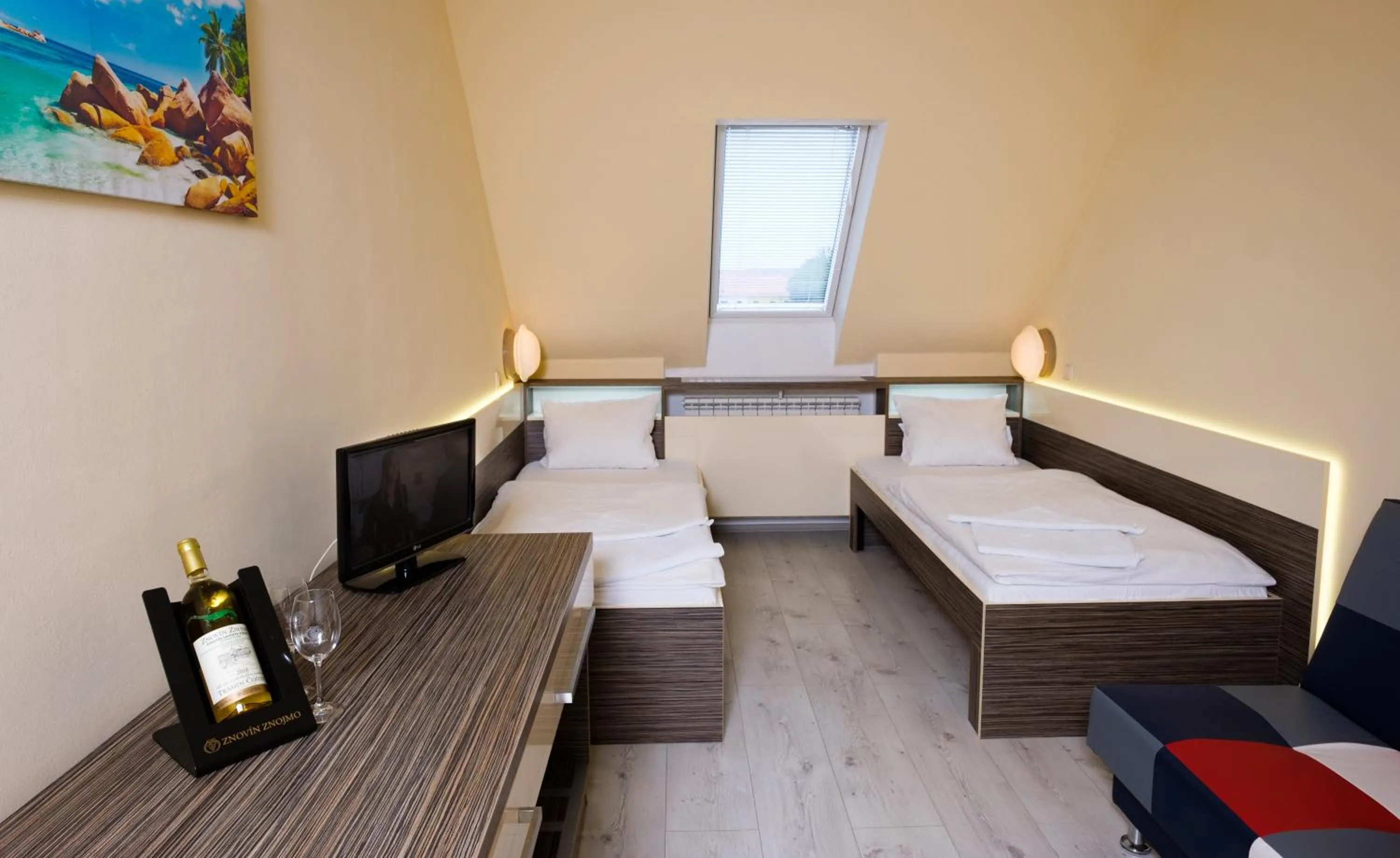 Photo of the whole room, Bed in Hotel N