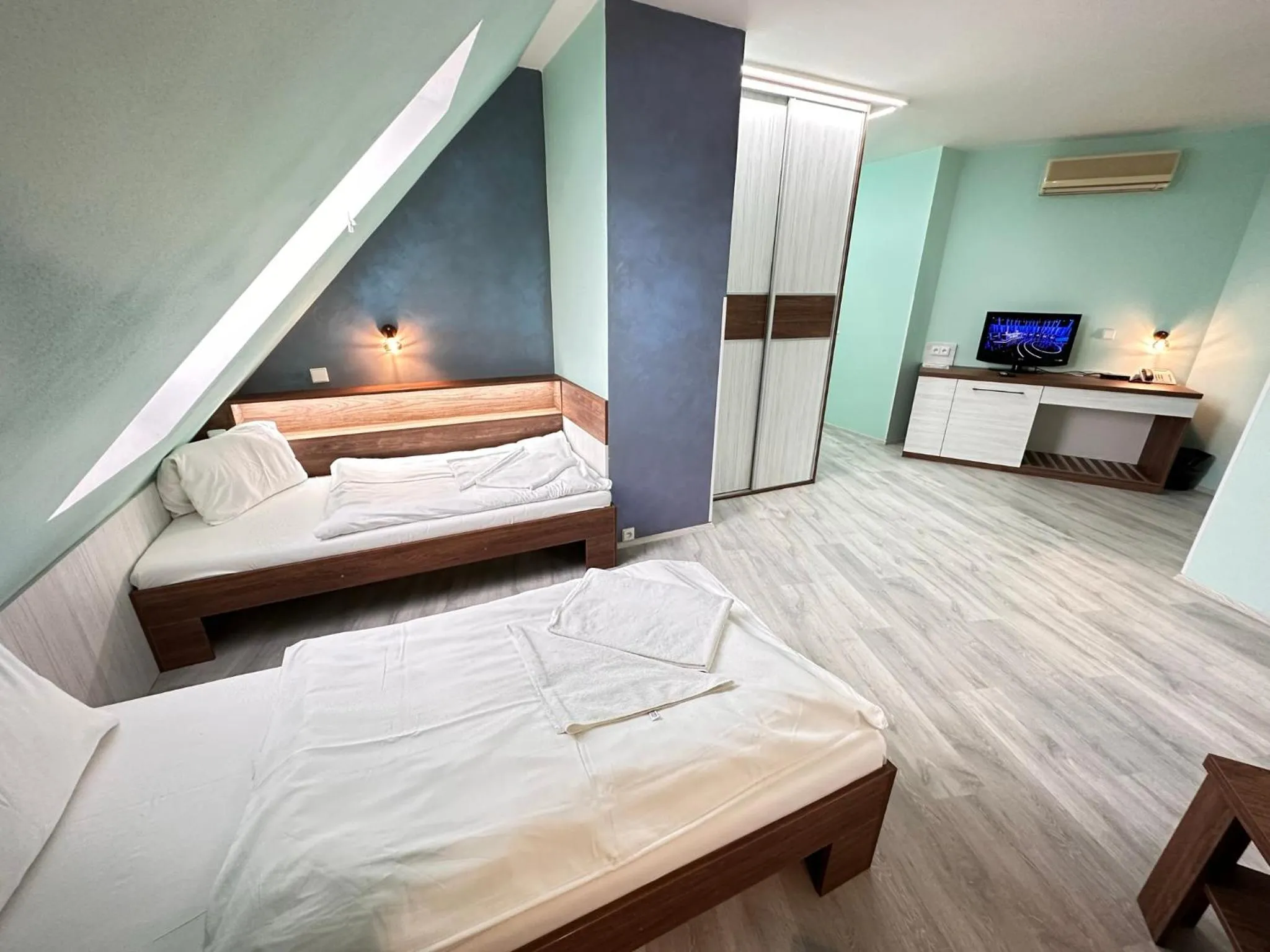 Photo of the whole room, Bed in Hotel N